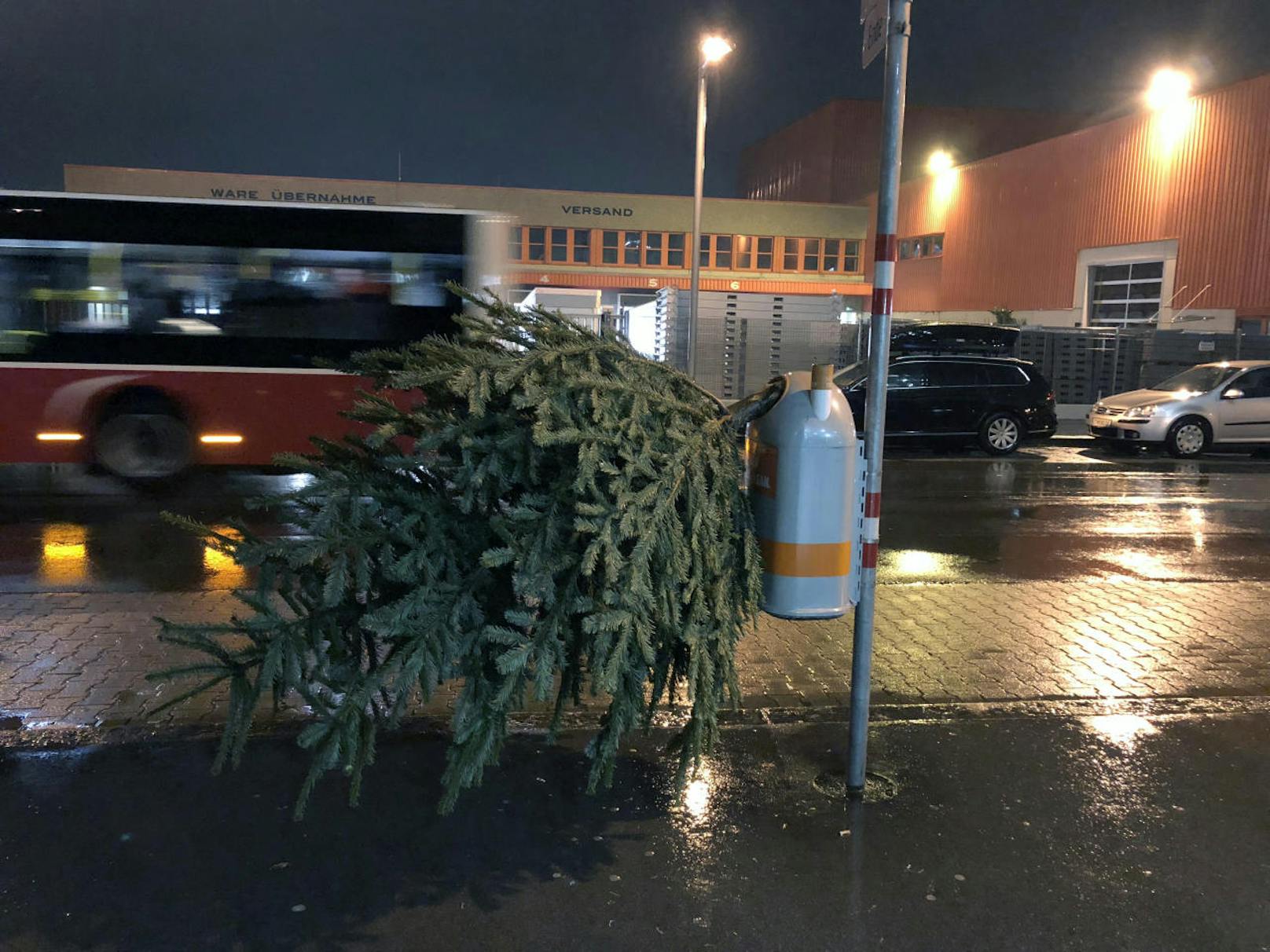 Gesehen in Wien-Simmering. Ein Unbekannter entsorgte seinen Christbaum kurzerhand auf offener Straße.