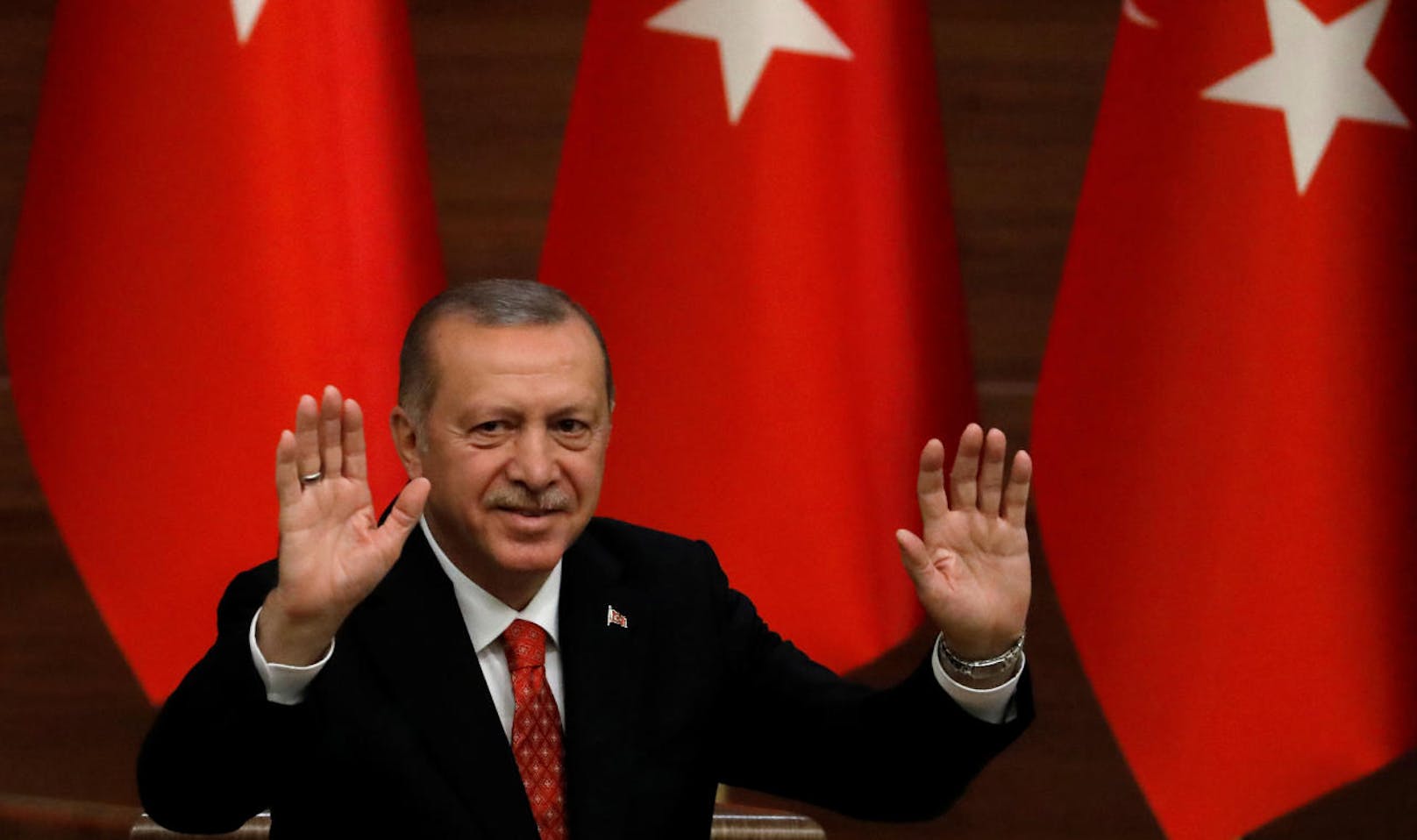 <b>Platz 38: Türkei</b>
Der türkische Präsident Recep Tayyip Erdogan bekommt pro Jahr <b>67.600 Euro</b> an Gehalt. Der durchschnittliche Türke verdient jährlich ein Drittel davon, nämlich 22.700 Euro.