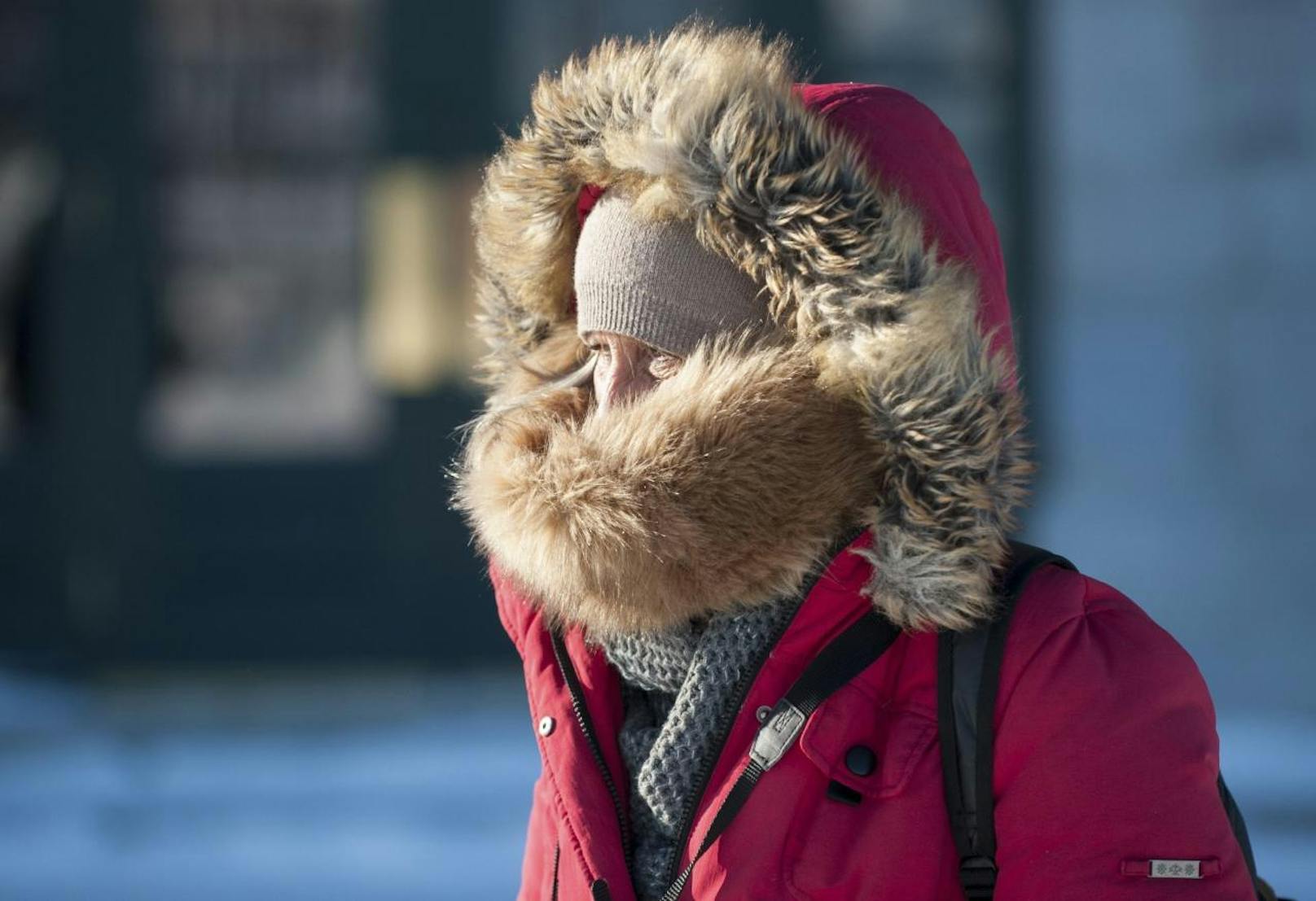 Eine Frau schützt sich vor der Eiseskälte in Quebec City.