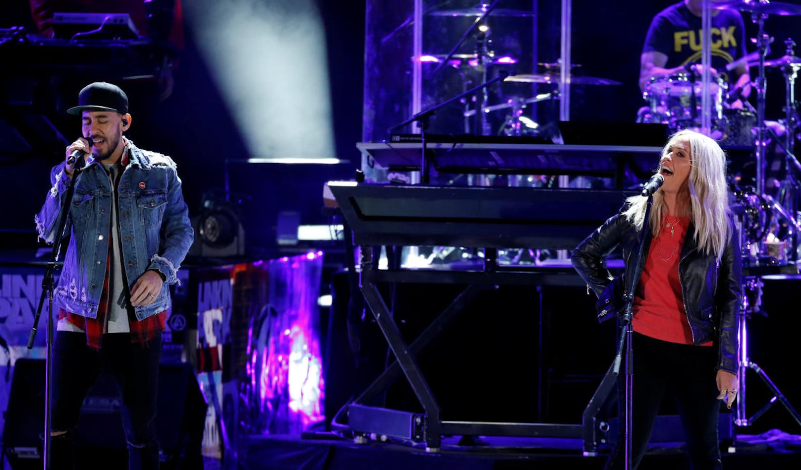 Shinoda von Linkin Park und Alanis Morissette  beim Tribute-Konzert für Chester Bennington