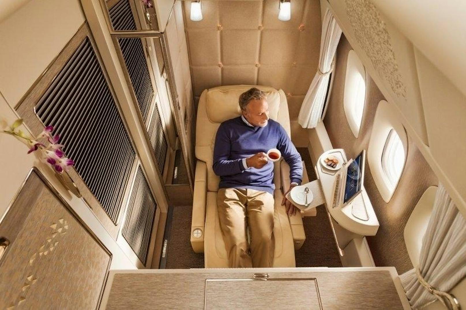 In der neuen Boeing 777-300ER, auch Game Changer genannt, genießen Passagiere der First Class noch mehr Privatsphäre: Die Türen reichen vom Boden bis zu Decke, entspannt wird auf Null-Schwerkraft-Sitzen.