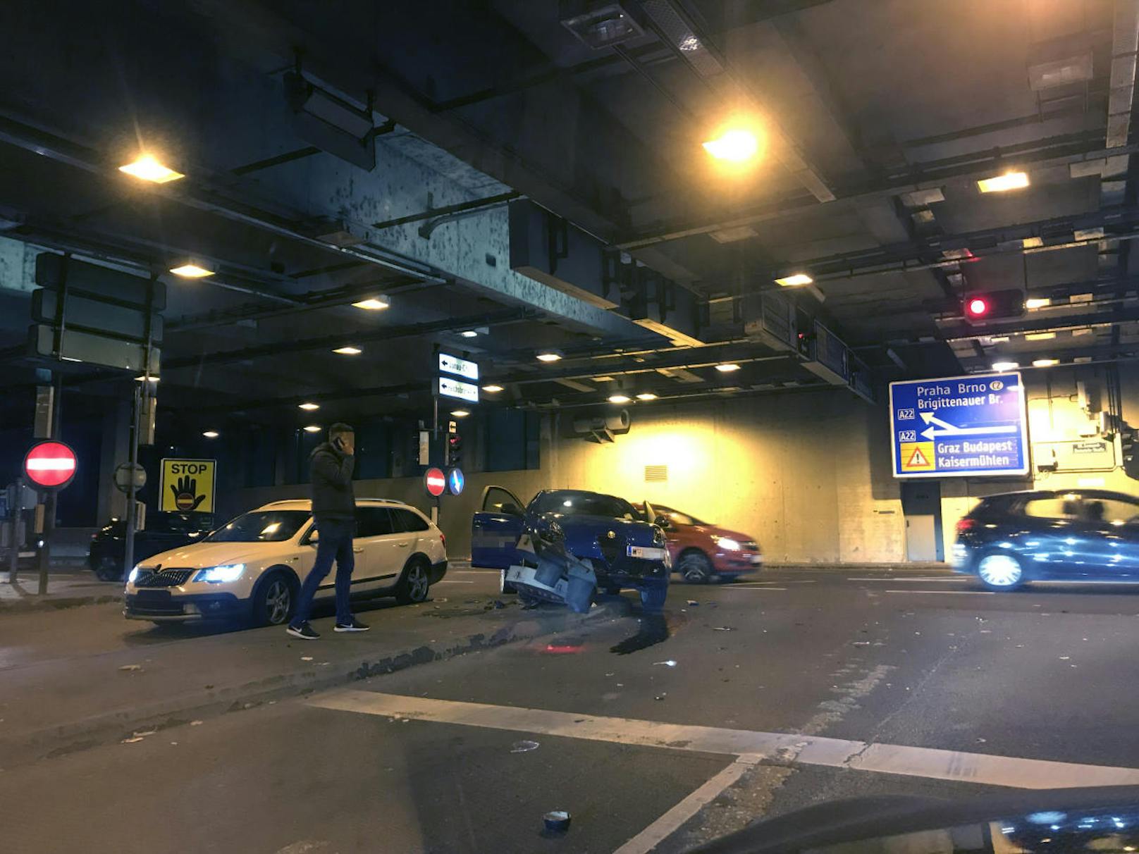 Zwei Fahrzeuge sind am Donnerstagabend in einer Unterführung auf der Donau-City-Straße kollidiert.