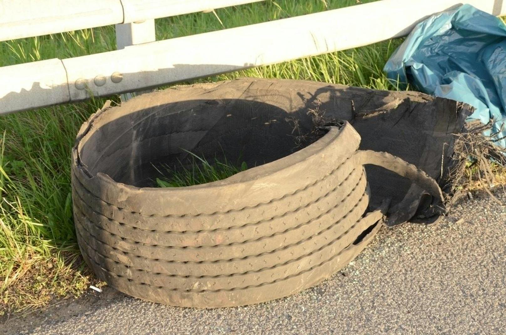 Auslöser des Unfalles: Der kaputte Lkw-Reifen.