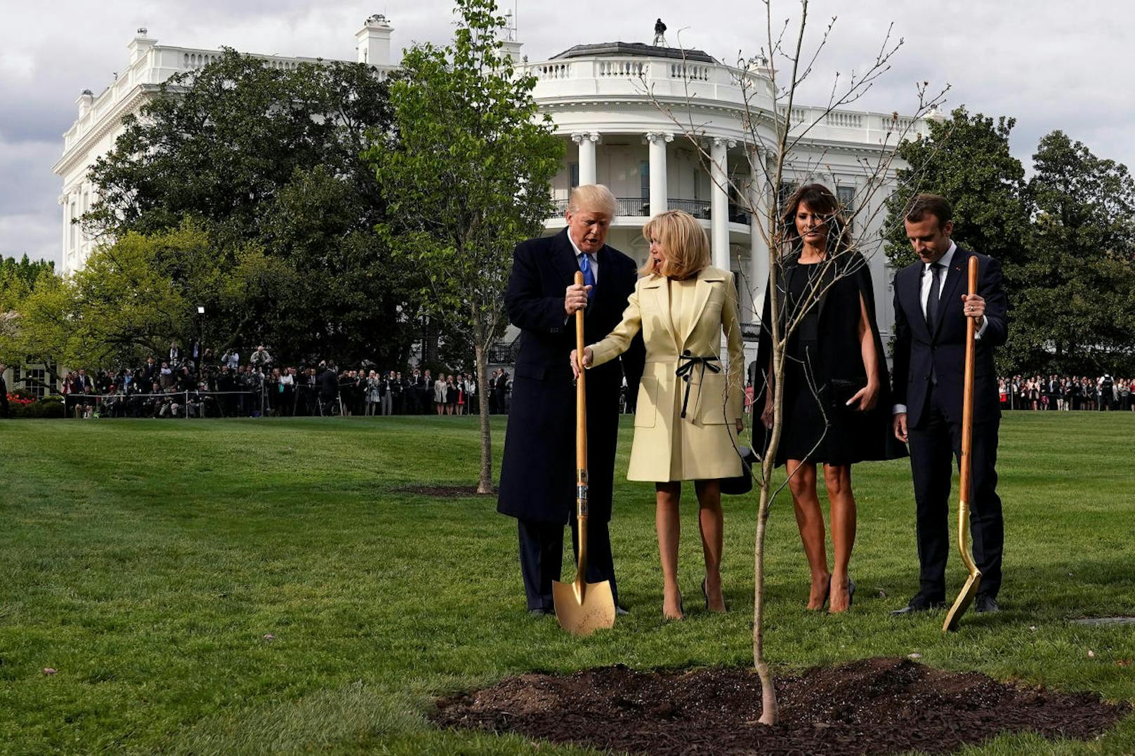 <b>Gemeinsames Gärtnern:</b> (v.l.) Donald Trump, Brigitte Macron, Melania Trump und Emmanuel Macron pflanzen eine Eiche im Garten des Weißen Hauses in Washington. (23. April 2018)