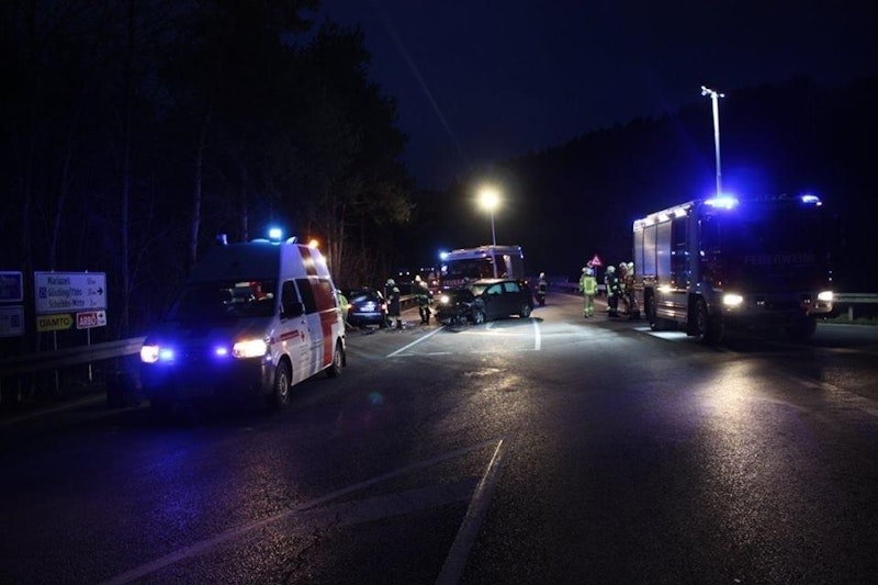 Feuerwehr und Rettung kümmerten sich um die Verletzten.
