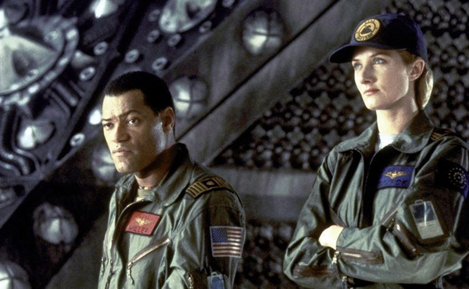 Laurence Fishburne (li.) und Joely Richardson in "Event Horizon"