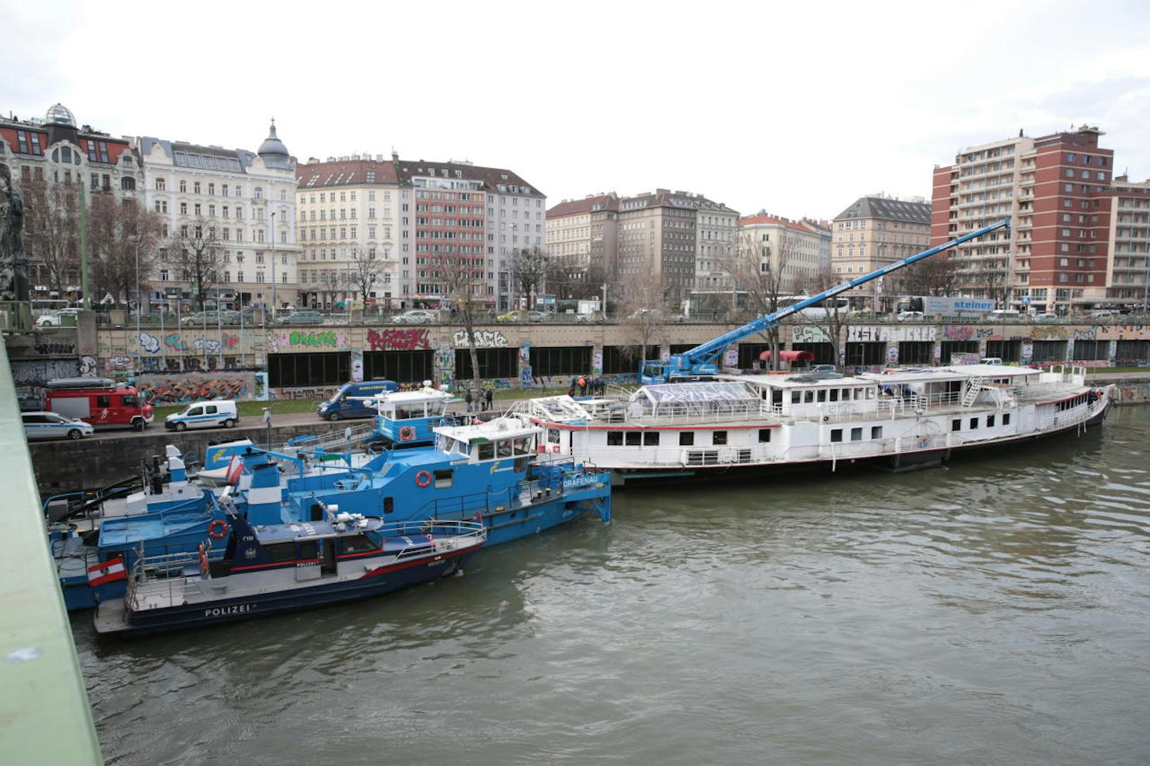 Die "Johann Strauß" wird in den Hafen Freudenau gebracht.