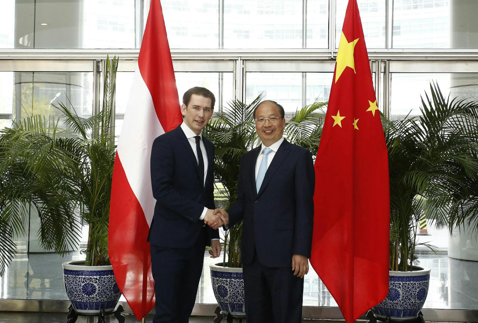 Bundeskanzler Sebastian Kurz (links) und Chairman Yi Huiman bei einem Besuch der ICBC (Industrial and Commercial Bank of China) in Peking im Rahmen eines Staatsbesuches.