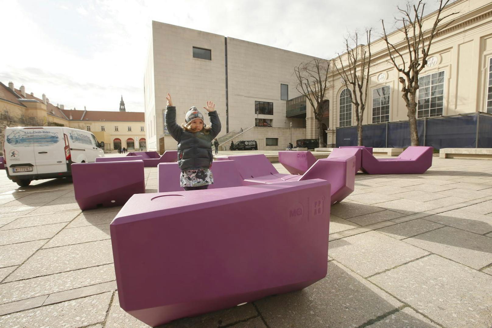 Die neuen MQ-Möbel in der Farbe "Sonnenuntergang" wurden am Donnerstag im Hof des Museumsquartiers in Wien-Neubau aufgestellt. 