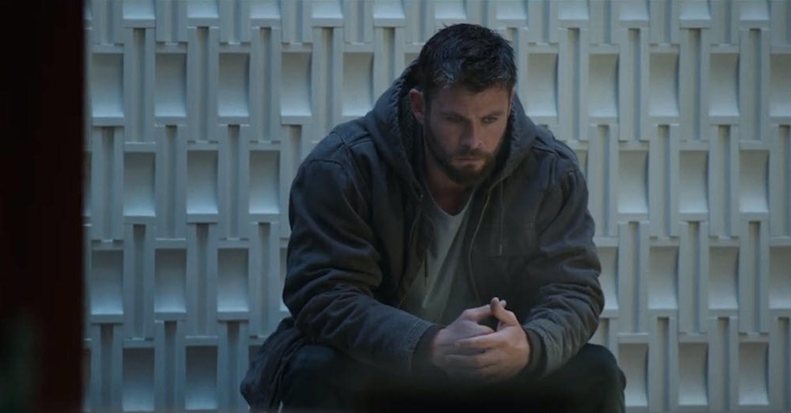 Was auch immer seit "Infinity War" geschehen ist, und wie lange es auch gedauert haben hab. Thor (Chris Hemsworth) hatte jedenfalls genug Zeit, um in etwas Bequemeres zu schlüpfen, als sein Kampf-Outfit.