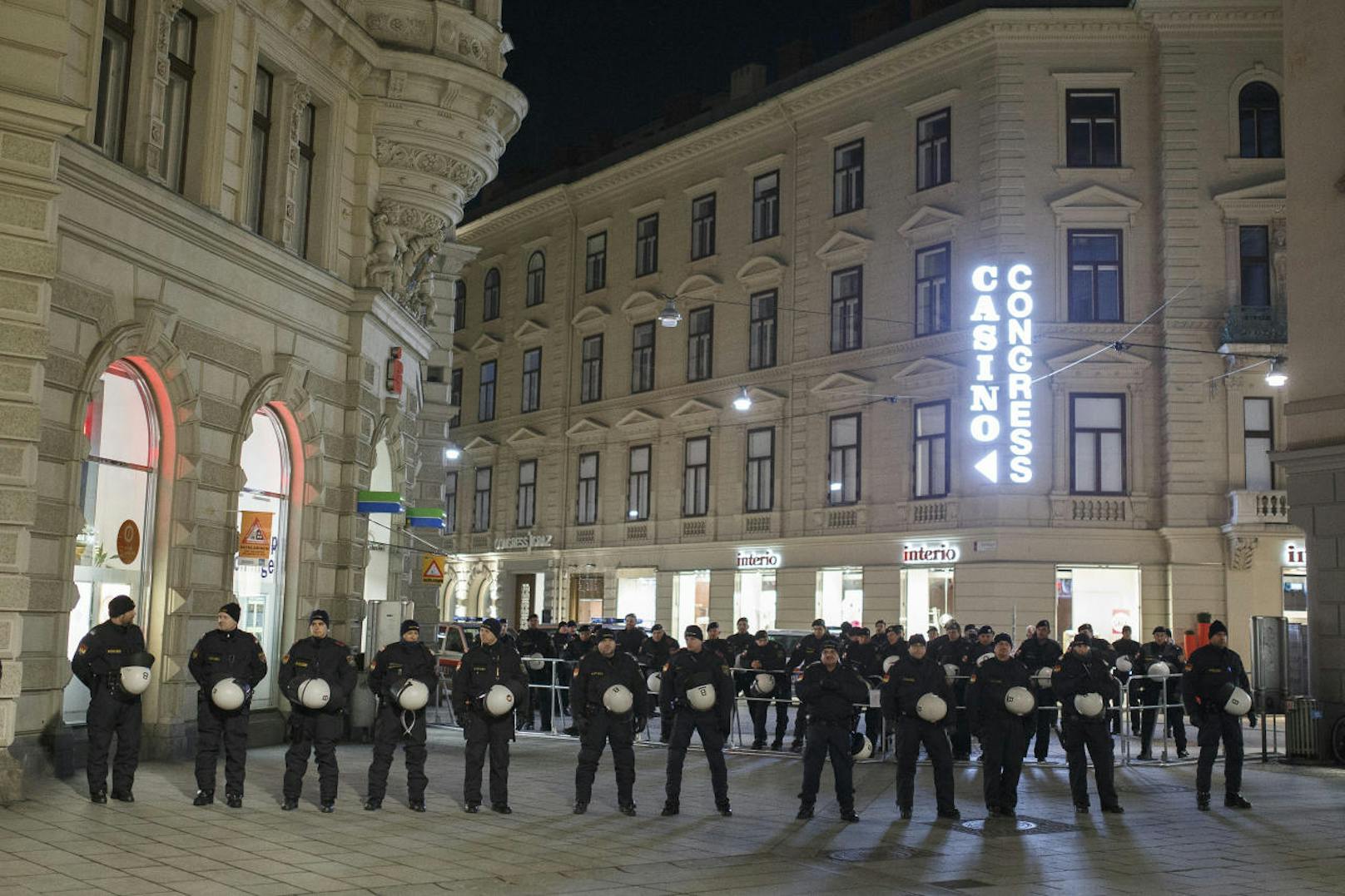 Demonstration der Offensive gegen Rechts gegen den Akademikerball am Samstag, 20. Jänner 2018, in Graz. Im Bild sichern Polizisten die Zufahrtswege zum Congress, in dem der Akademiker Ball stattfindet.