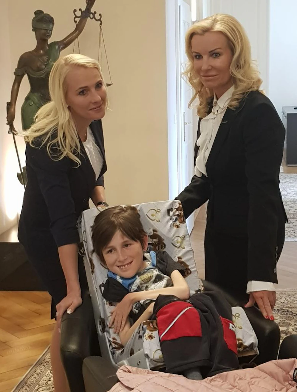 Karin Prutsch (re.) mit Georg (12) bei der Pressekonferenz am Freitag.