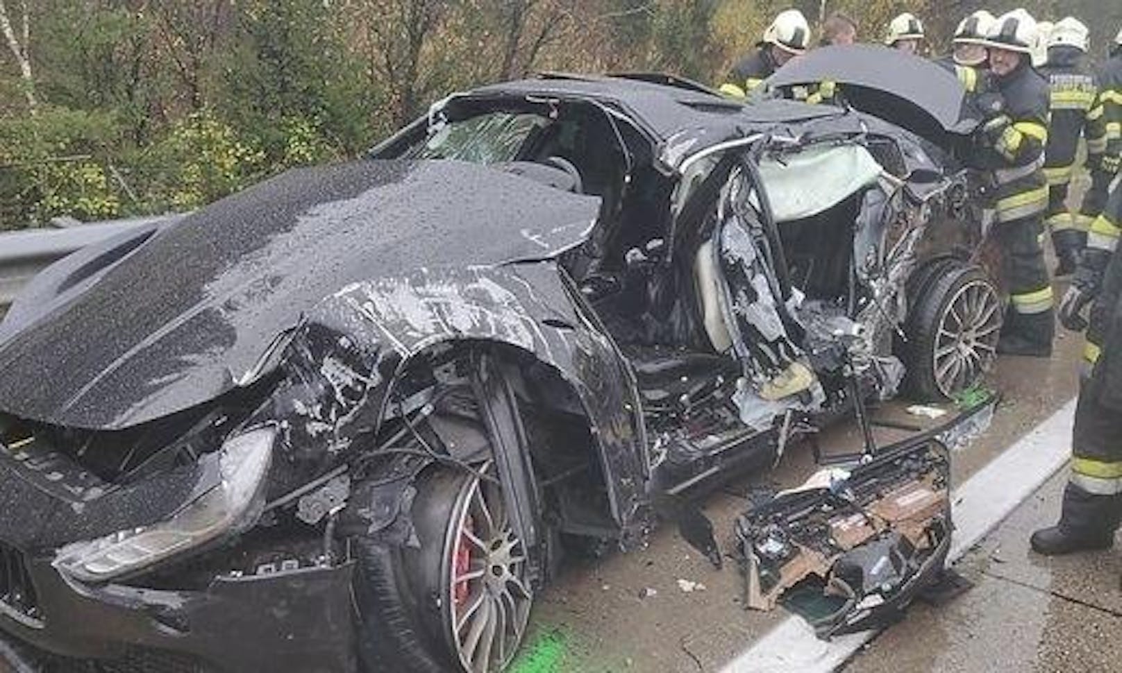Der Unfall ereignete sich laut Polizei kurz vor 13.00 Uhr auf der Tauernautobahn (A10) in Richtung Villach. Ein 39-Jähriger aus Feldkirchen überholte bei starkem Regen mit seinem Maserati einen deutschen Reisebus, in dem insgesamt 48 Personen saßen.