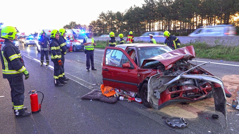 Die Feuerwehr hatte mit dem Unfall alle Hände voll zu tun, musste aber Einsatzkräfte abstellen, die Autolenker auf der Fahrtrichtung Wien in die Schranken wiesen.