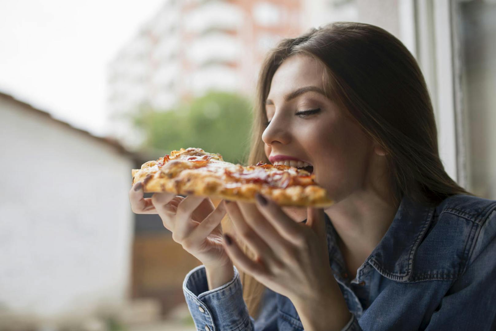 Wir essen nicht nur, was wir sehen: Mit jeder Hauptmahlzeit nehmen wir laut einer Studie von Forschern der Heriot-Watt University in Edinburgh über 100 Mikroplastikpartikel auf.