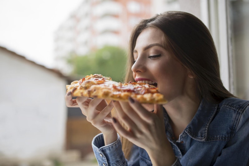 Wir essen nicht nur, was wir sehen: Mit jeder Hauptmahlzeit nehmen wir laut einer Studie von Forschern der Heriot-Watt University in Edinburgh über 100 Mikroplastikpartikel auf.