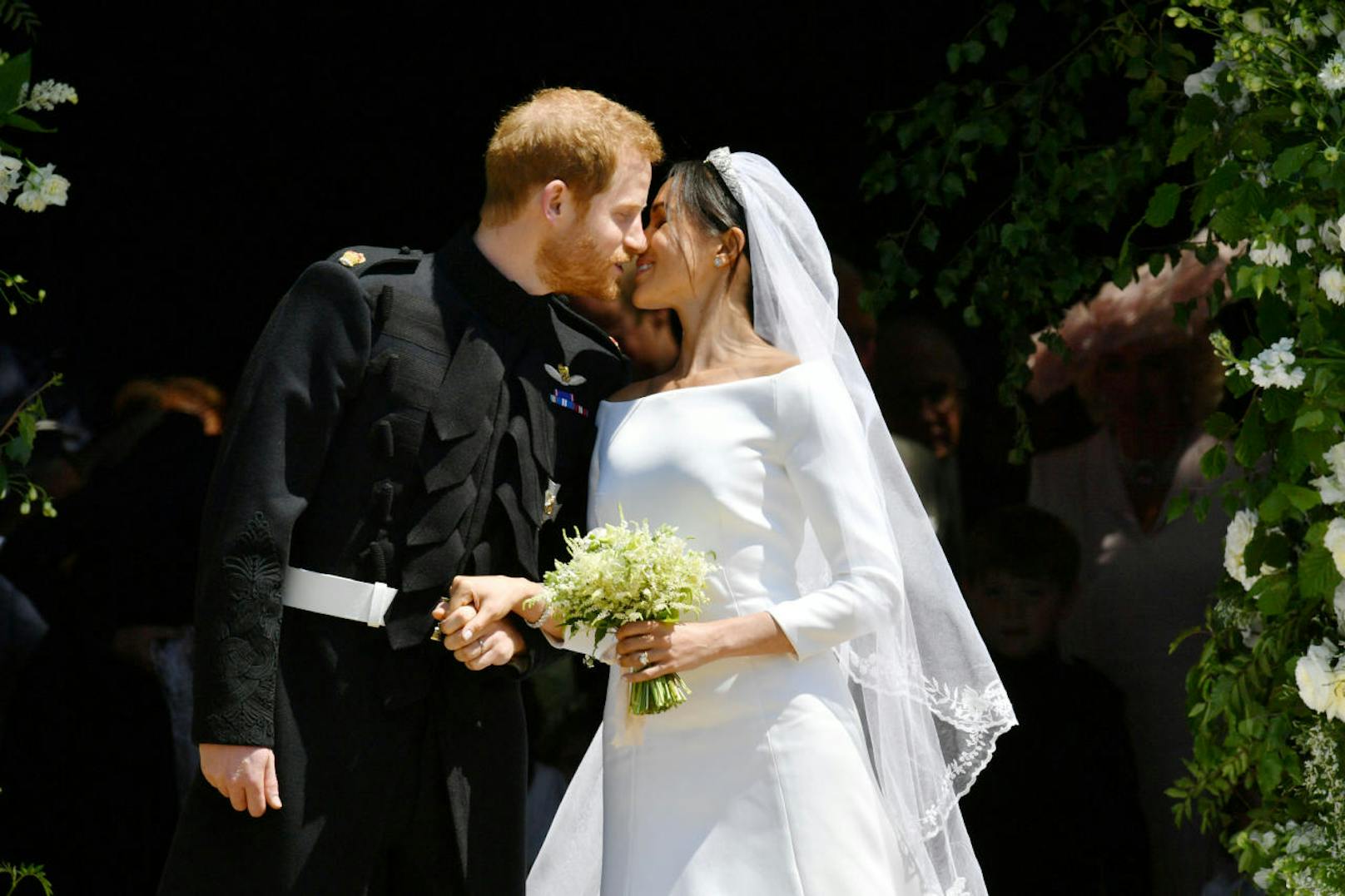 Vor der St. George's Chapel gibt es dann endlich den Kuss des Brautpaars zu bewundern. 
