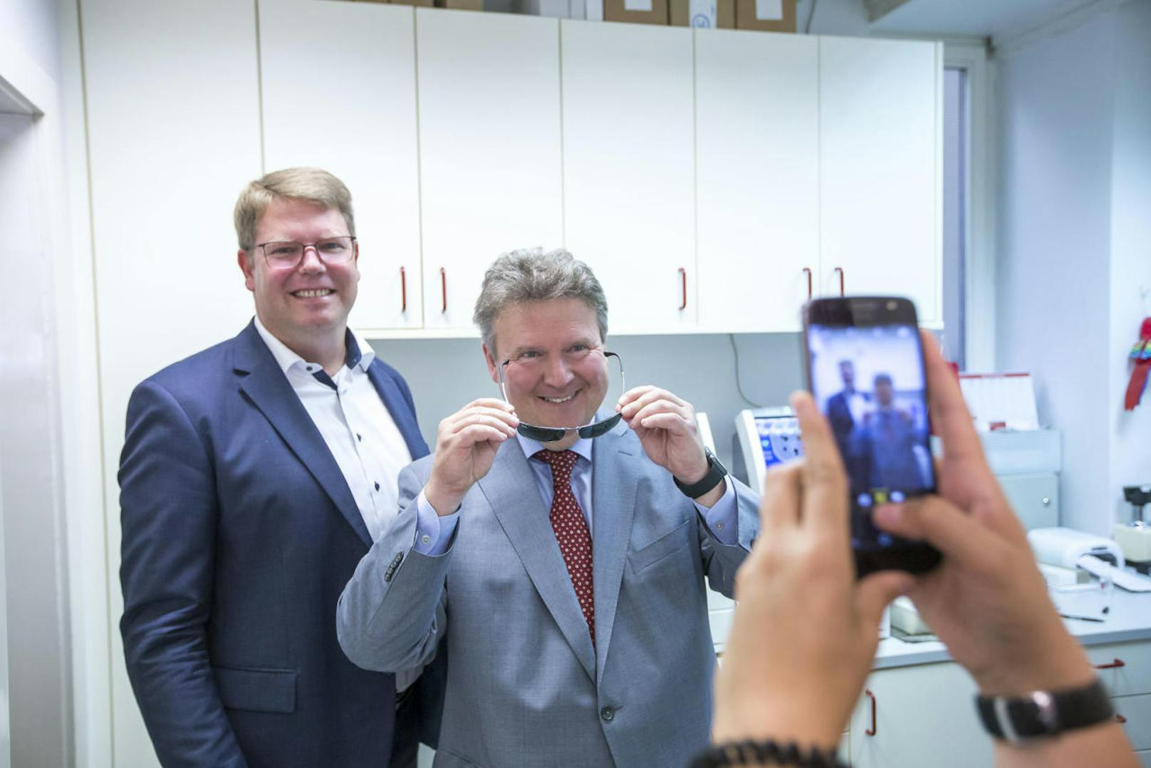 Brillentest beim Meidlinger Optiker Dieter Medvey (links) in der Edelsinnstraße: Bürgermeister Michael Ludwig kaufte gleich eine neue Ray Ban