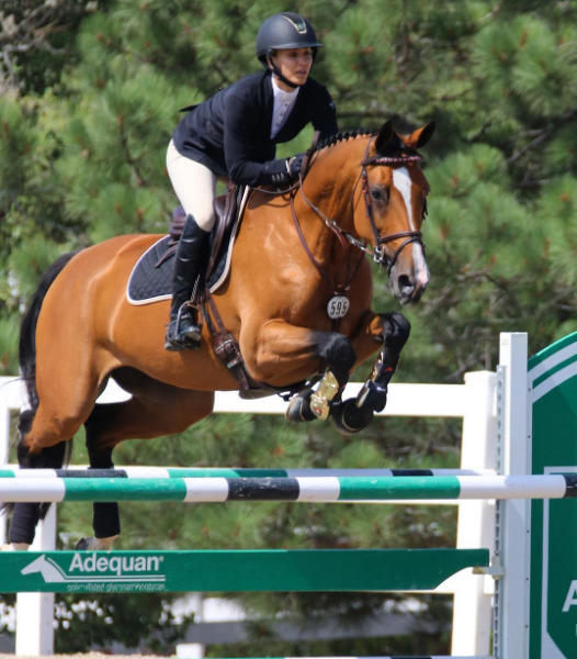 13.07.2017: "The Big Bang Theory"-Star Kaley Cuoco freut sich über einen Sieg im Reitturnier. 