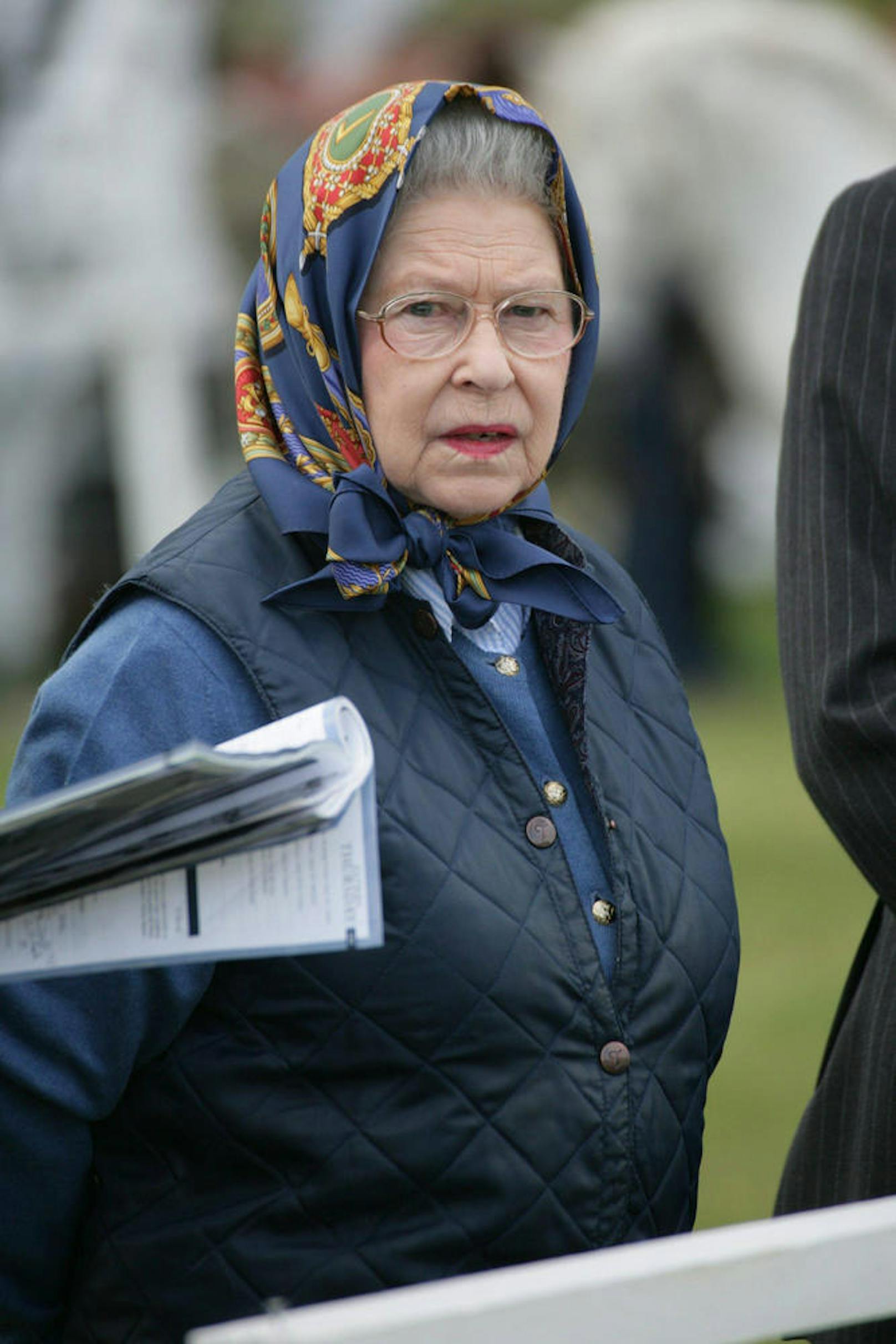Man sieht die Queen kaum ohne ihre Handtasche. Darin hat sie immer Glücksbringer, Fotos, Minzbonbons, Hundekekse, Schreibstift, Terminkalender, ihre Brille, Schmink-Utensilien.

Foto: 
16.05.2009 - Fixtermin für die Pferdenärrin Königin Elizabeth II von Großbritannien: Die Royal Windsor Horse Show in Windsor.