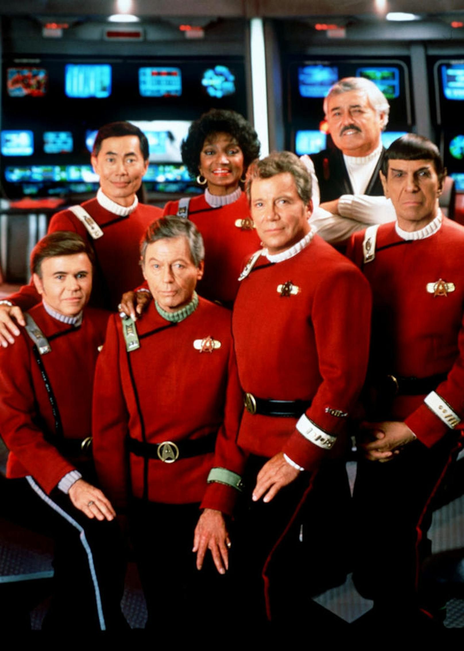 Die Crew des Raumschiff Enterprise Walter Koenig (l-r), George Takei, Deforest Kelley, Nichelle Nichols, William Shatner, James Doohan und Leonard Nimoy in einer Szene des Films "Star Trek VI", Enterprise (Archivfoto aus dem Jahr 1992)