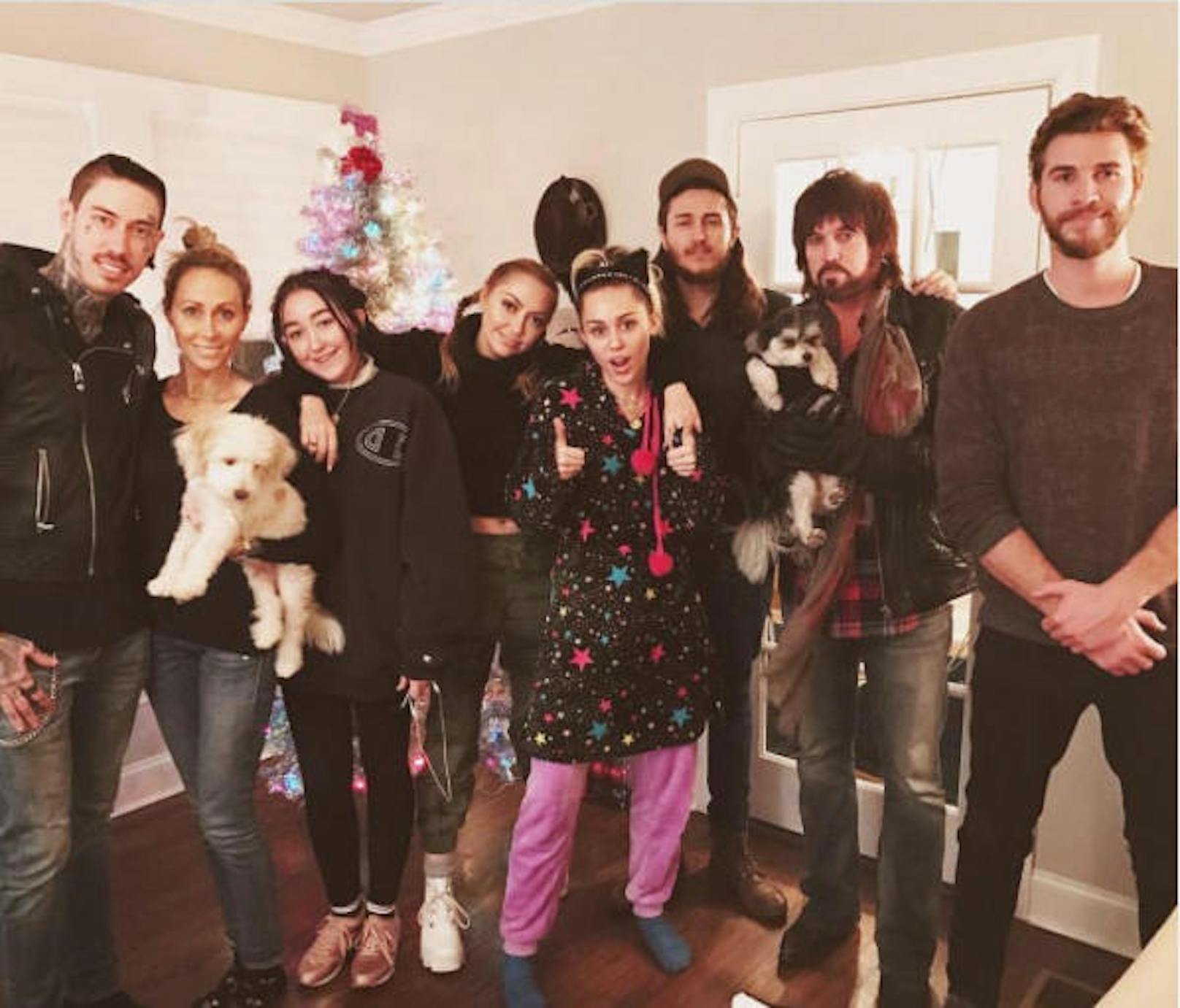 Dabei war Mileys Familie. Liam feierte schon öfter mit dem Cyrus-Clan, so wie hier. Zu sehen sind Mileys Eltern und vier ihrer Geschwister.