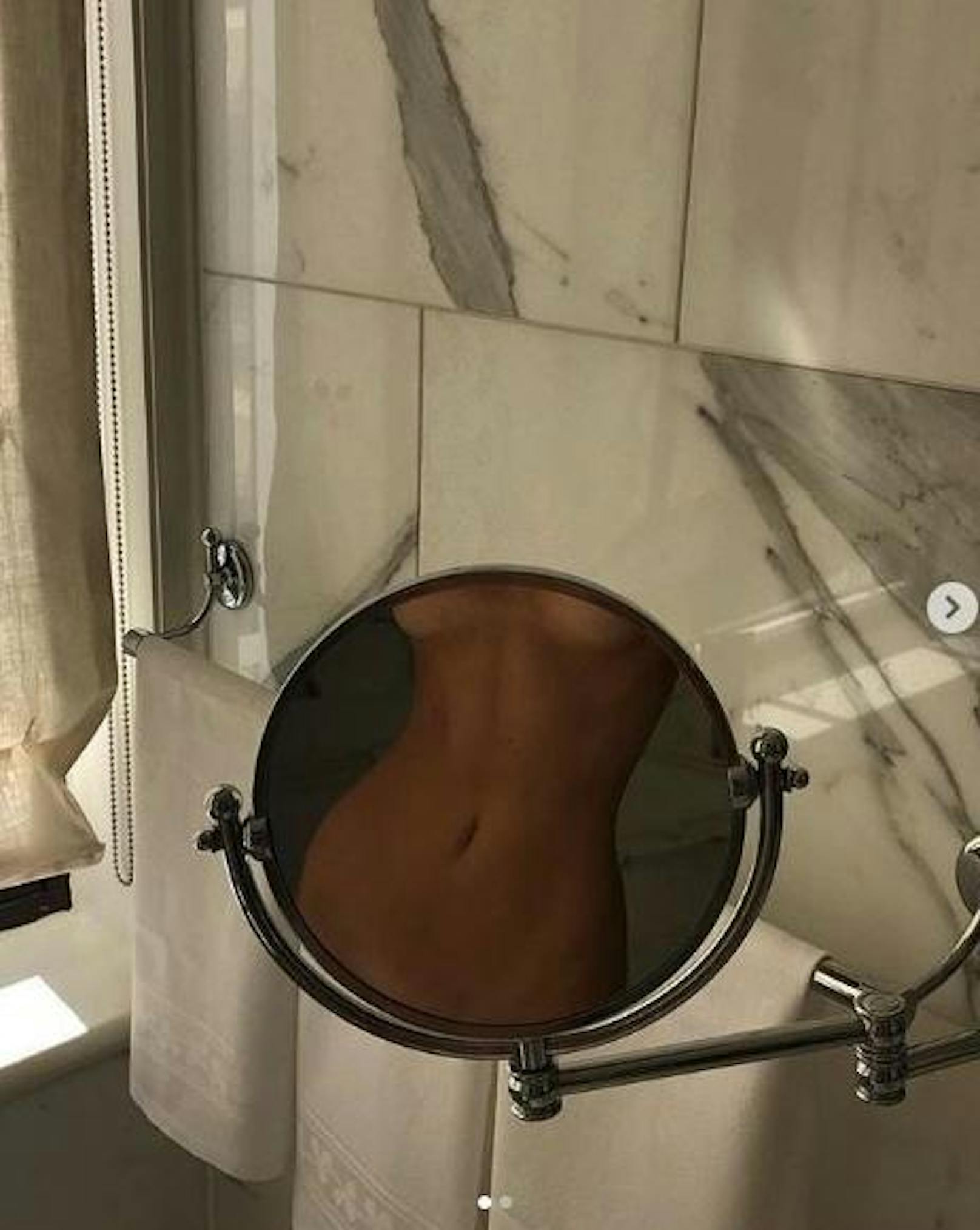 18.09.2018: Kendall Jenner zeigt sich auf Instagram nackig. In einem kleinen Schminkspiegel knipst sie die Reflektion ihres Torsos.