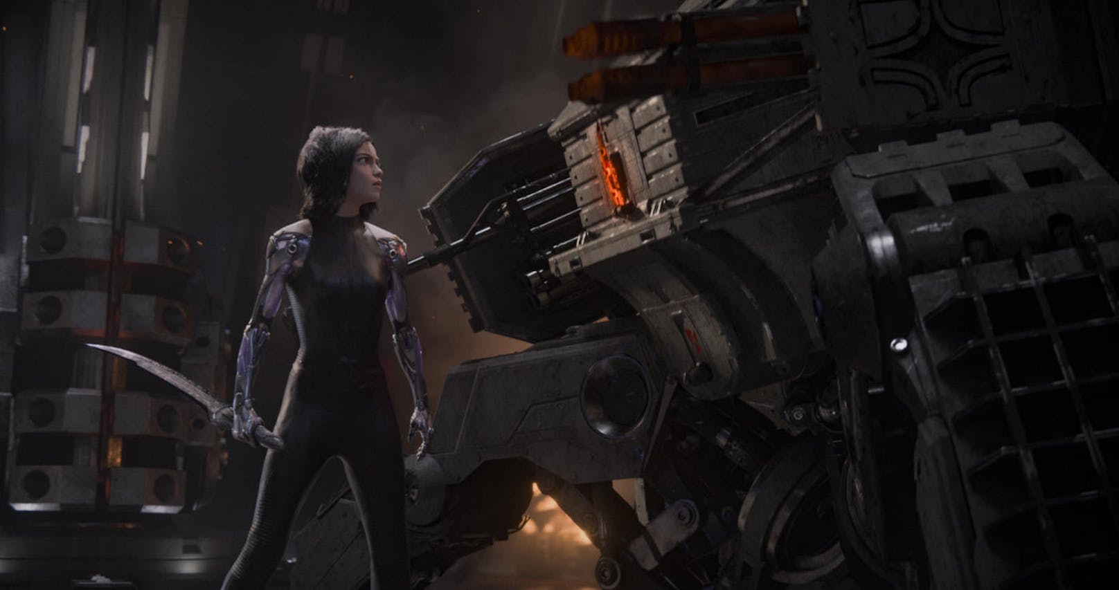 Alita (Rosa Salazar) lässt sich auch nicht von Kampfrobotern stoppen. 