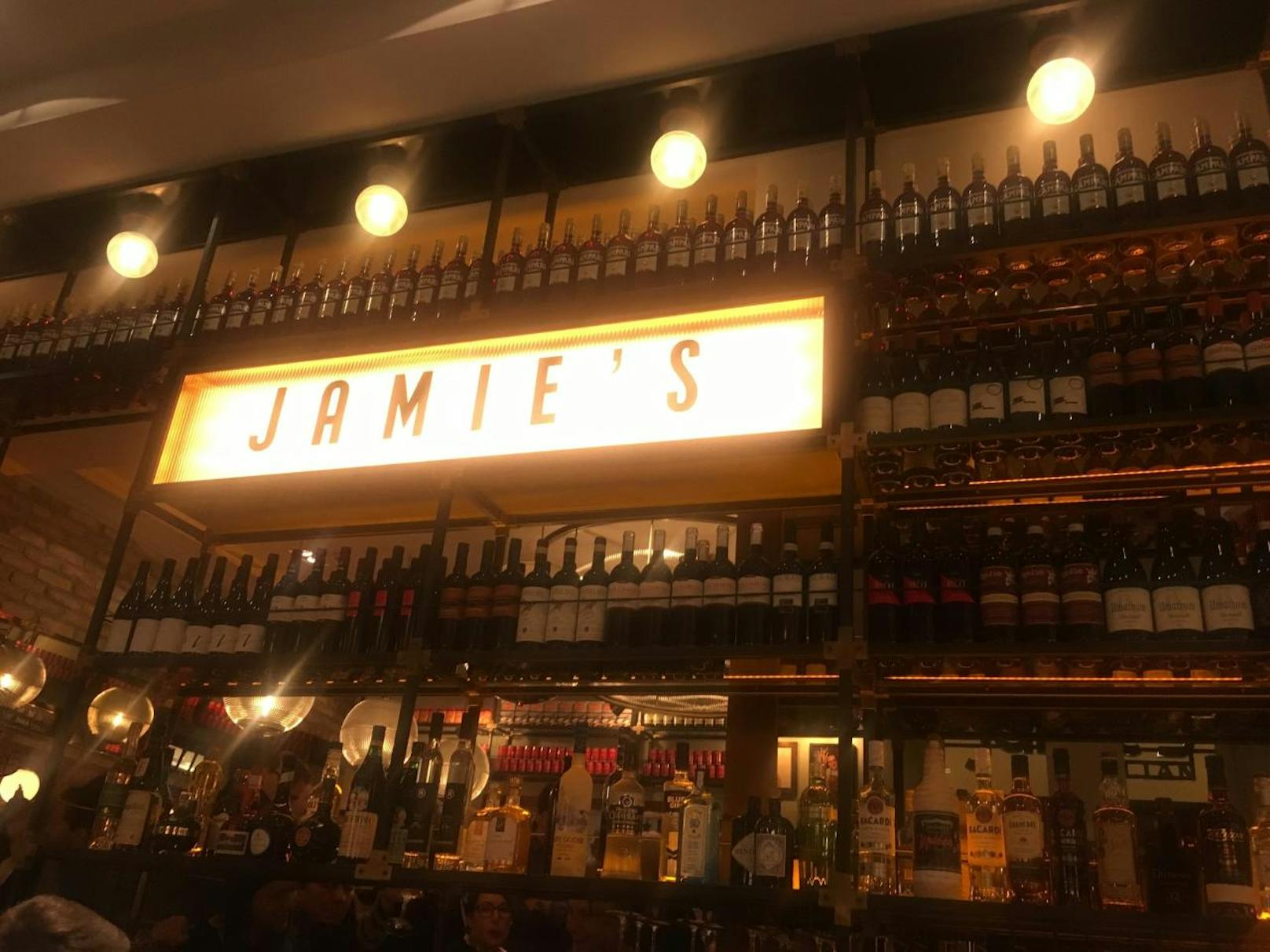 Das Herzstück von Jamie's Italian: Die offene Bar in der Mitte des Lokals.