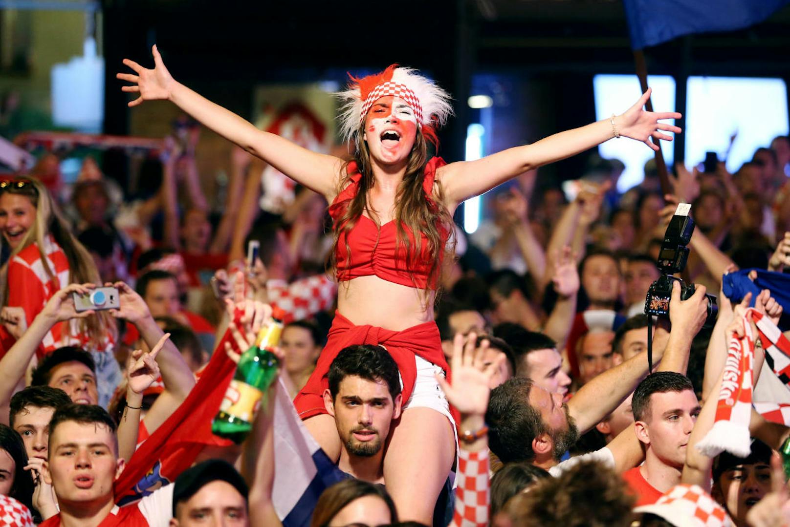 Kroatien-Fans feierten das 3:0 bei der WM gegen Argentinien beim Public Viewing in Zagreb.