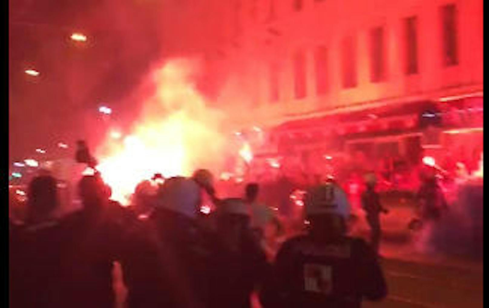 Jubelnde Kroatien-Fans, Bengalen, Böller und eine präsente Polizei in Kampf-Montur - Ausnahmezustand in Wien-Ottakring.