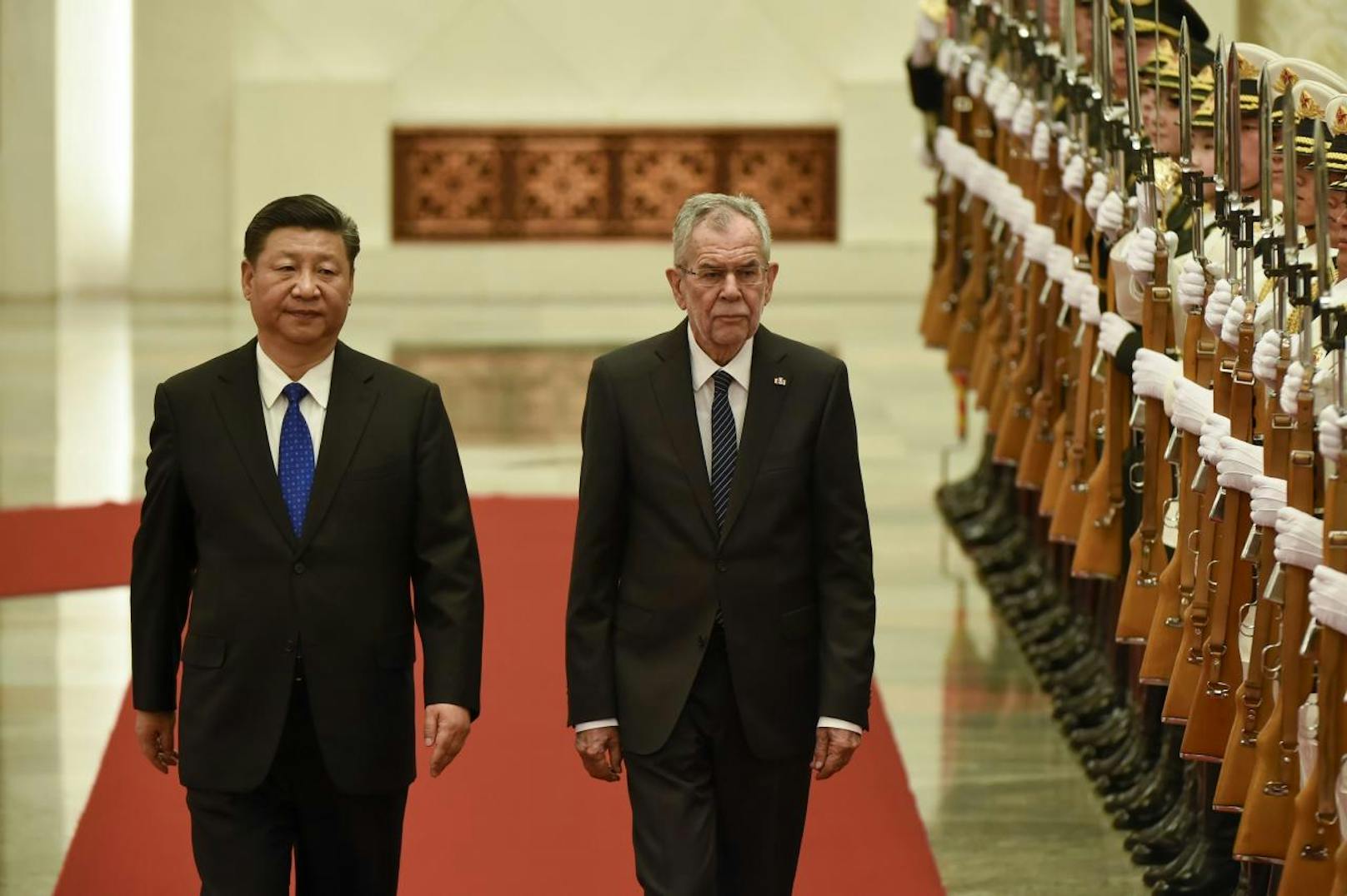 <b>Tag 2:</b> Zur offizielle Begrüßung von Bundespräsident Alexander Van der Bellen ließ Chinas Präsident Xi Jinping neben der Garde auch ...