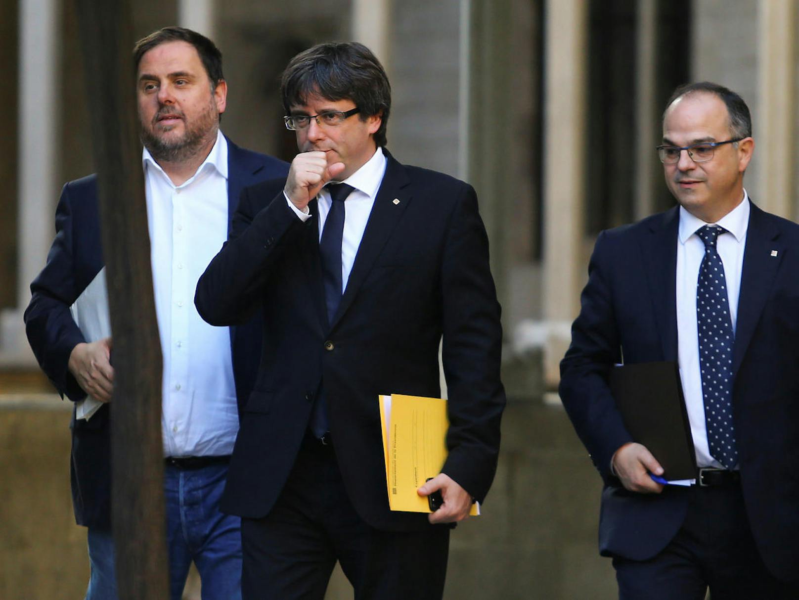 Der katalanische Ministerpräsident Carles Puigdemont (in der Mitte)