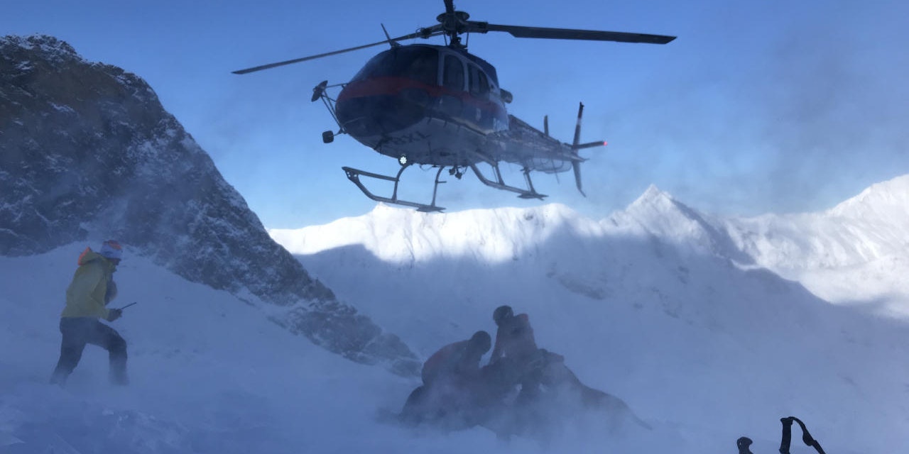 Ein 41-jähriger Skifahrer aus Tschechien ist am Donnerstag in Tux im Zillertal von einer Lawine mitgerissen worden. Er konnte nur mehr tot geborgen werden.