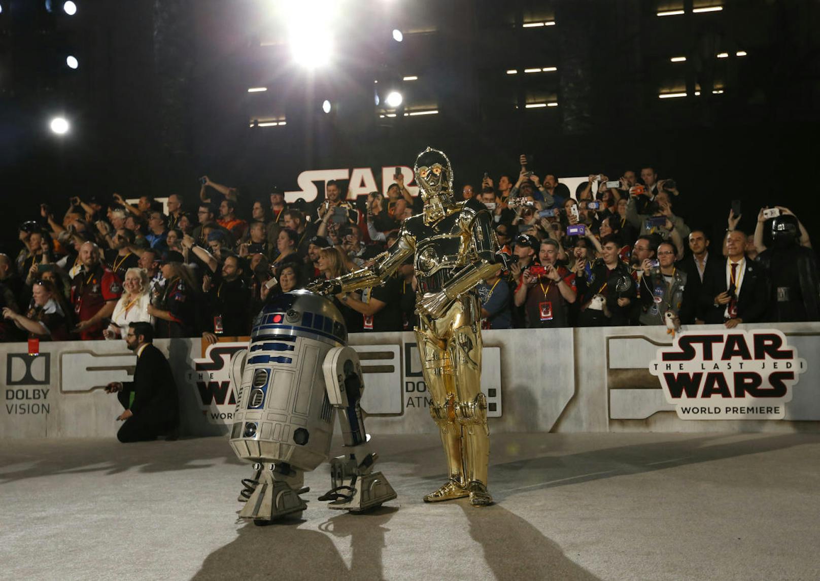  "R2-D2" (L) und "C-3PO" posierenvor ihren Fans. 