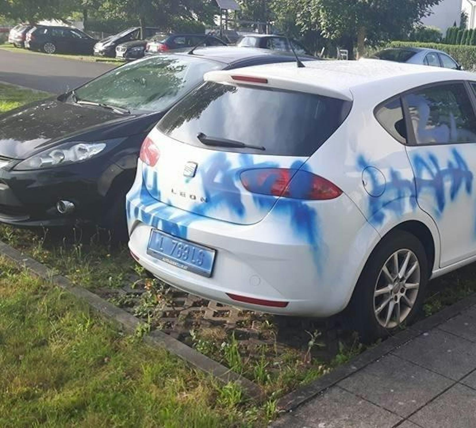 Im Juli 2016 kam es zu einem ähnlichen Vorfall: Autos wurden mit weißer und blauer Lackfarbe besprüht.