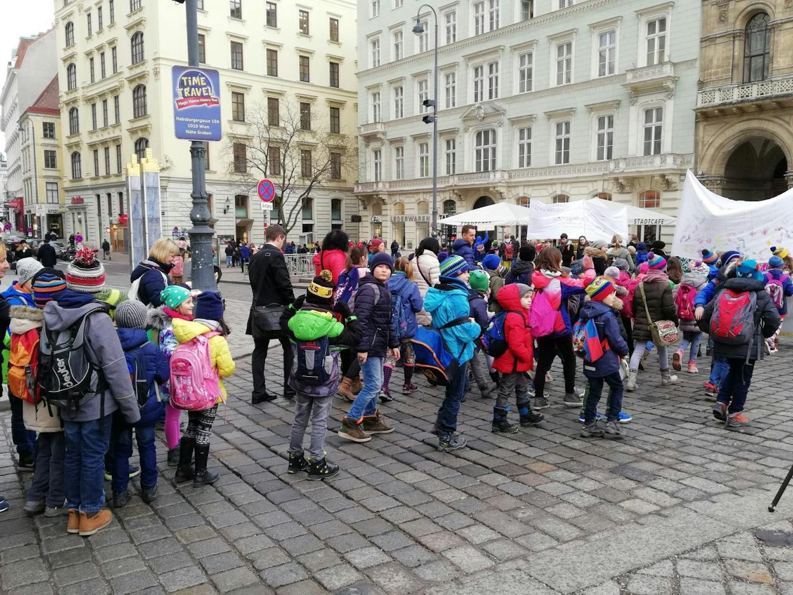 Mit einem Festumzug durch die Wiener Innenstadt ist am Freitag die Aktionswoche anlässlich des 20-jährigen Jubiläums der Wiener Mehrstufenklassen zu Ende gegangen.