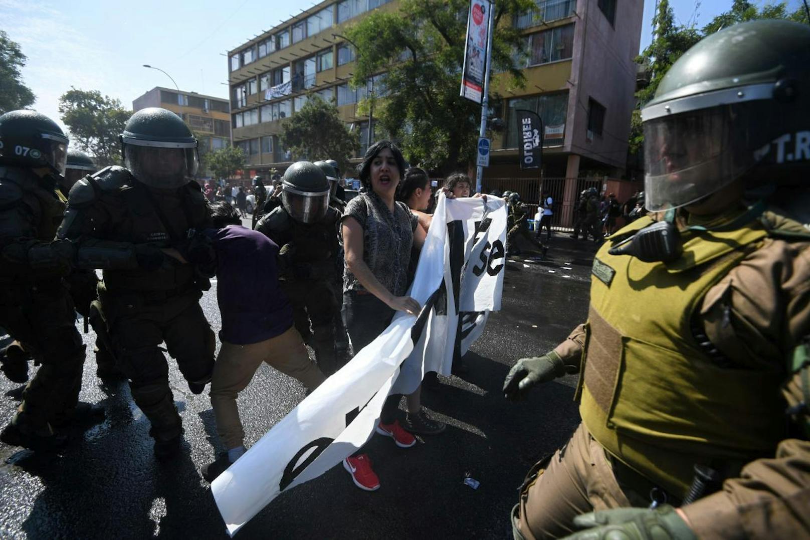 Die Polizei setzte auch Wasserwerfer gegen die Demonstranten ein. (16. Jänner 2018)