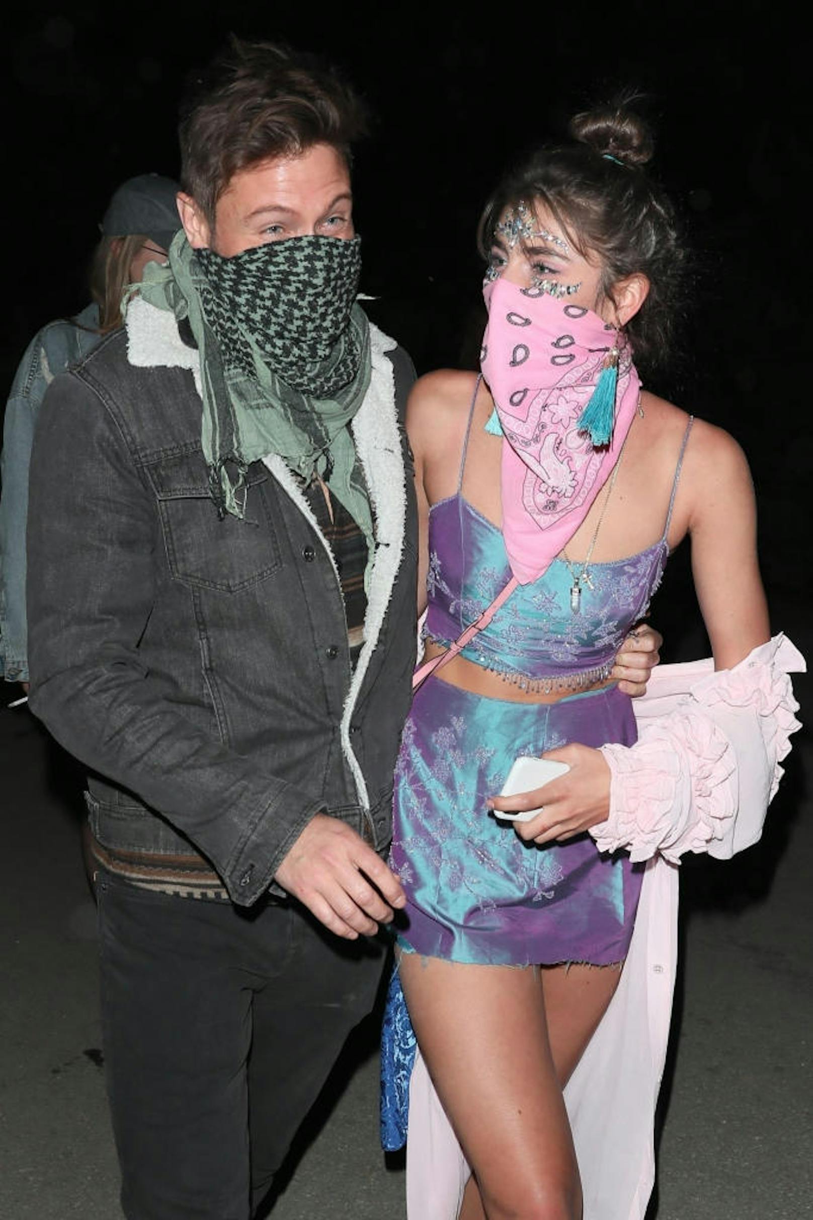 Da war sie noch halbwegs nüchtern: Model Taylor Hill (mit Freund Stephen Shank) in Partylaune, -Outfit und farblich abgestimmtem Bandana ums Gesicht