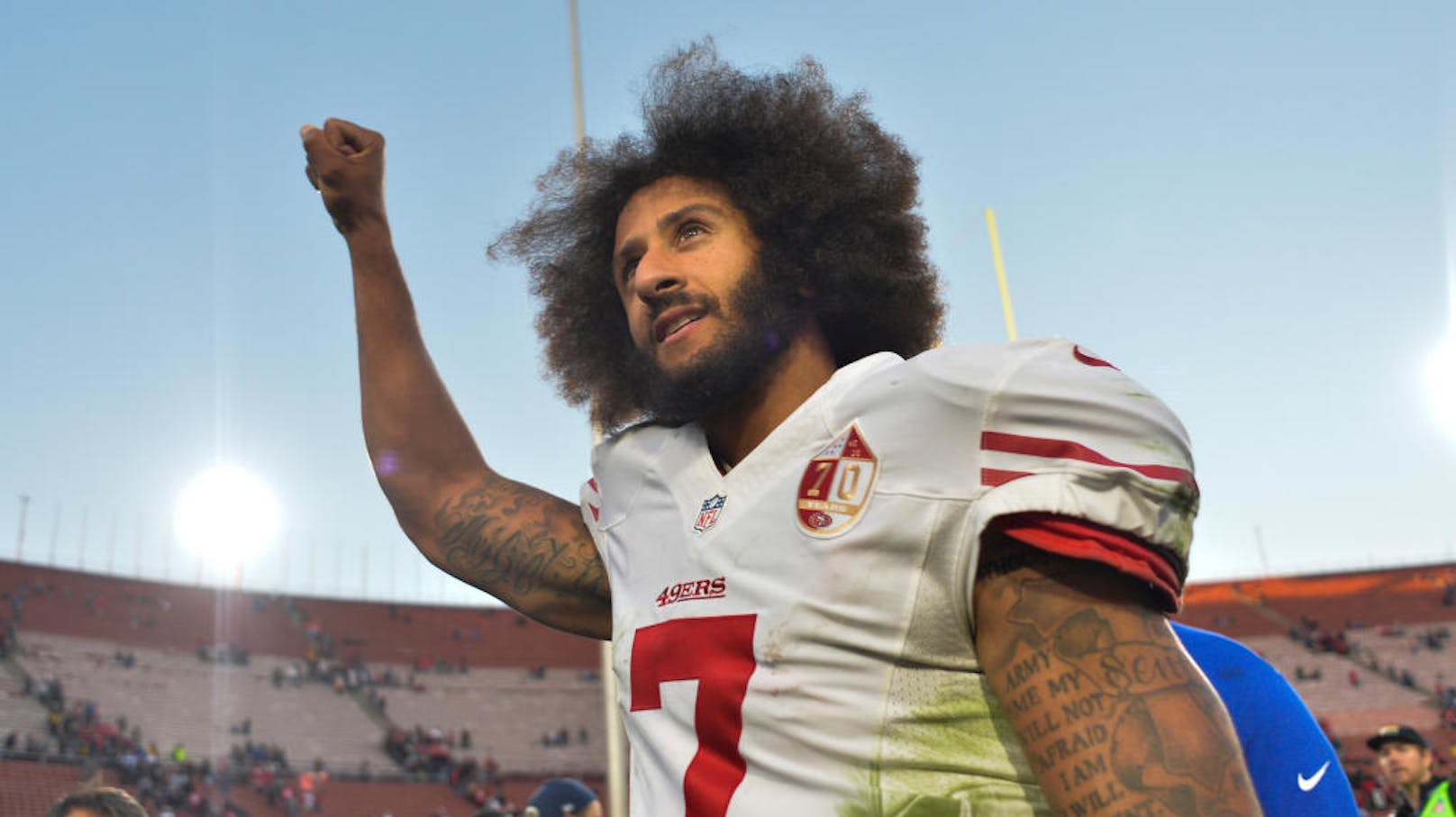 Colin Kaepernick: Aus Protest gegen die Unterdrückung Schwarzer kniete sich der ehemalige NFL-Spieler während der Nationalhymne nieder. Zahlreiche Sportler taten es ihm später gleich, worauf sich selbst Präsident Trump in die Debatte einmischte.