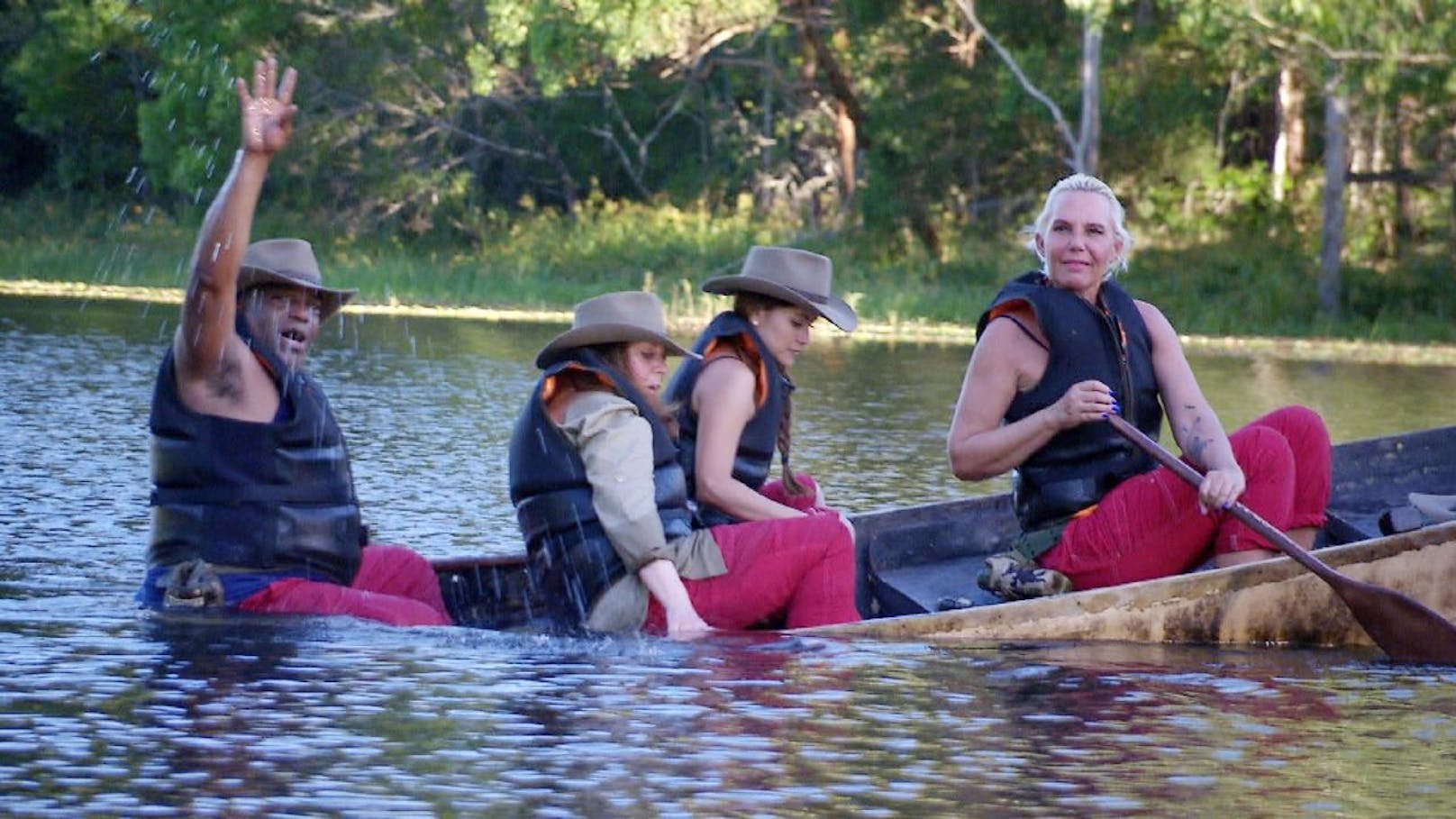 Sydney Youngblood, Tina York, Kattia Vides und Natascha Ochsenknecht reisen in einem morschen Boot Richtung Camp. Erst geht alles gut, ....