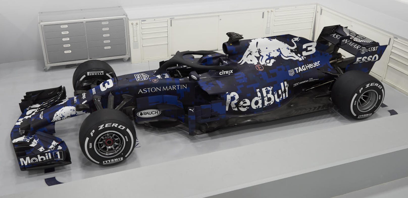 Red Bull präsentierte den Formel-1-Boliden für die neue Saison. Die Lackierung des "Aston Martin RB14" wird noch überarbeitet.