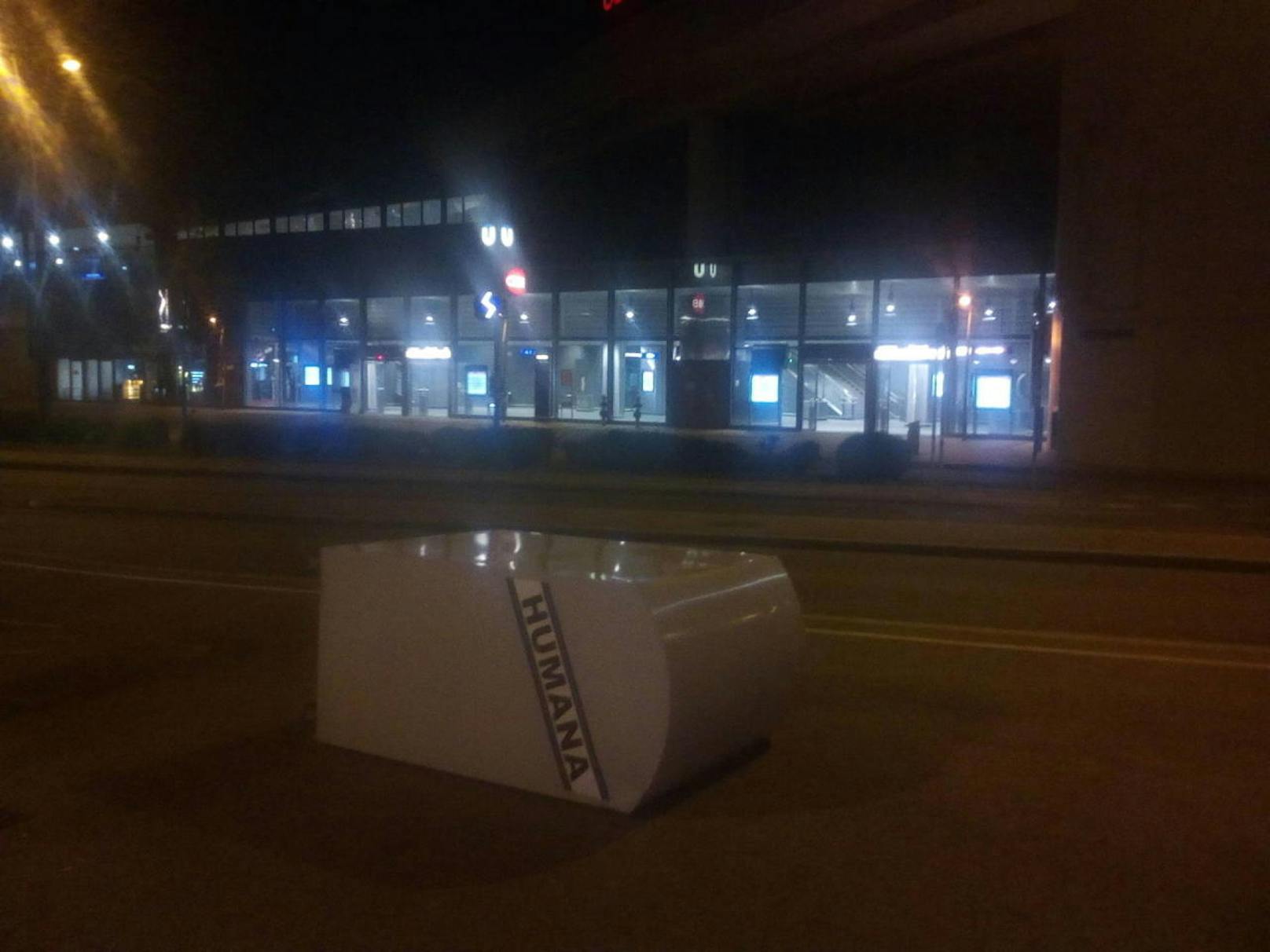 U-Bahnstation in Wien: Bei der U2-Station Stadlau fiel ein Humana-Container um.