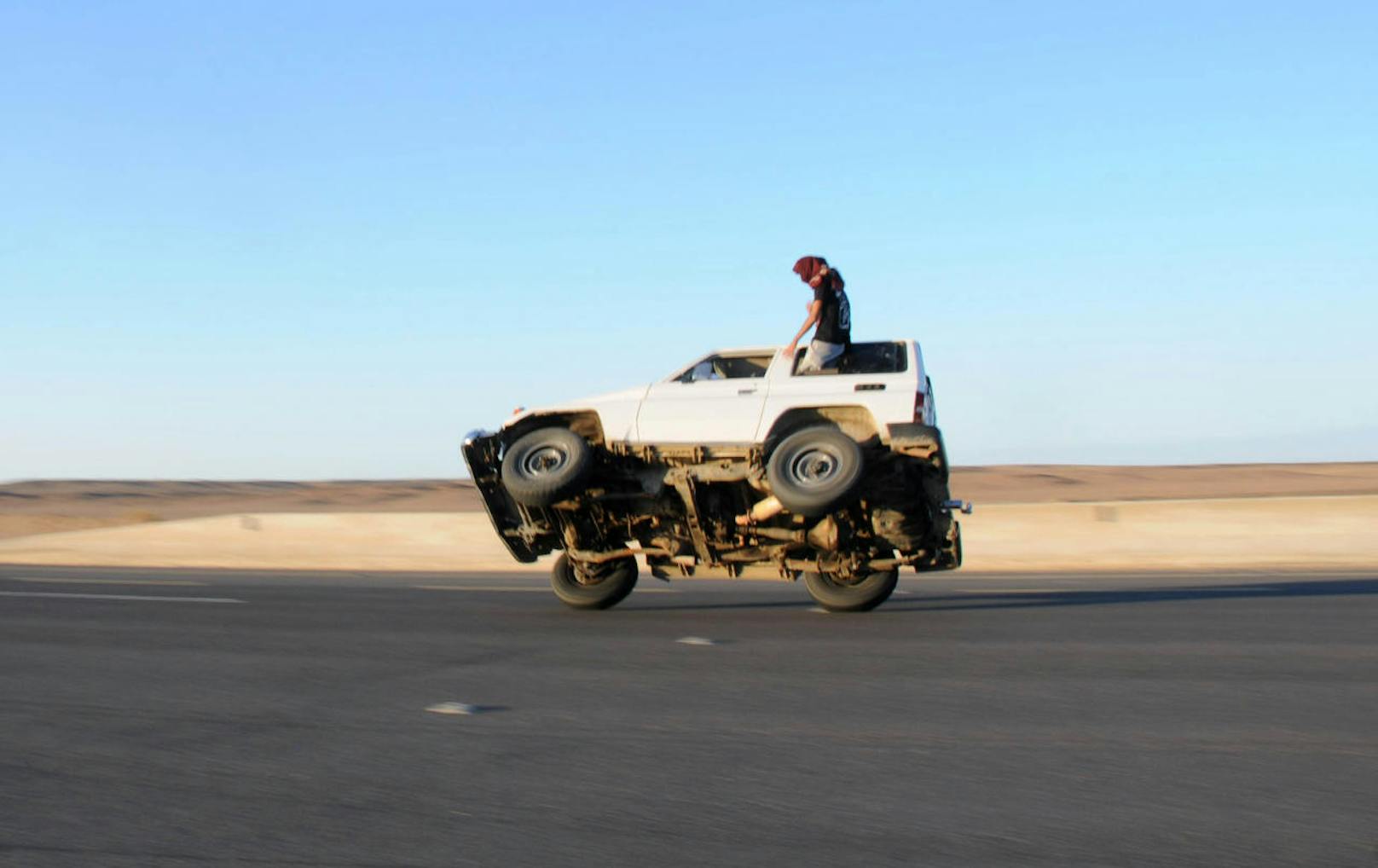 In Saudi-Arabien haben junge Autofahrer einen besonderen Lieblingsstunt: das "Sidewall Skiing" - das Fahren auf zwei Rädern 