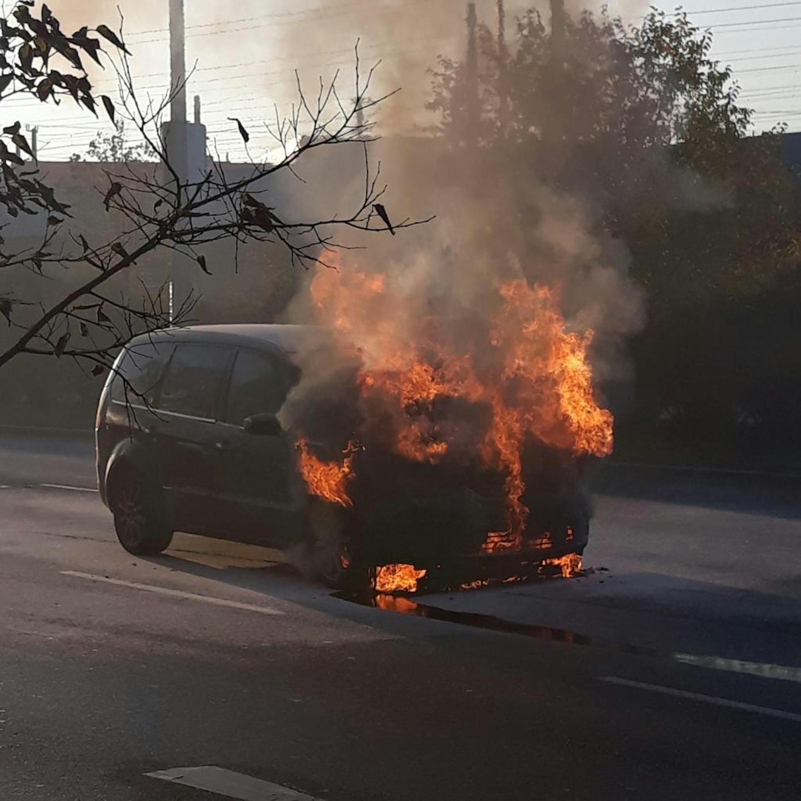 Das Auto brannte am Wiener Gürtel - Stau im Morgenverkehr!
