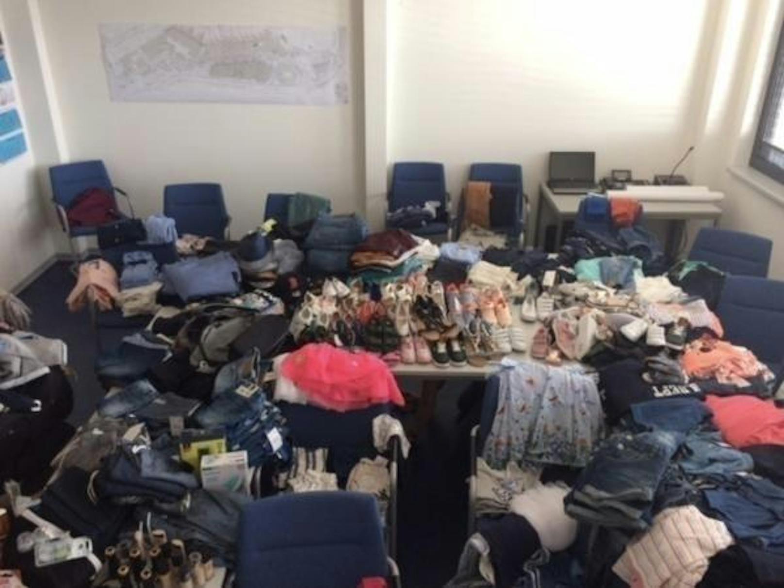 Die Polizei hat am 3. Mai 2018 am Flughafen Hamburg einen 33-jährigen Algerier verhaftet, der wegen Ladendiebstahl in 13 Fällen zur Festnahme ausgeschrieben war. Der Passagier hatte zehn Gepäckstücke voller Diebesgut aufgegeben.