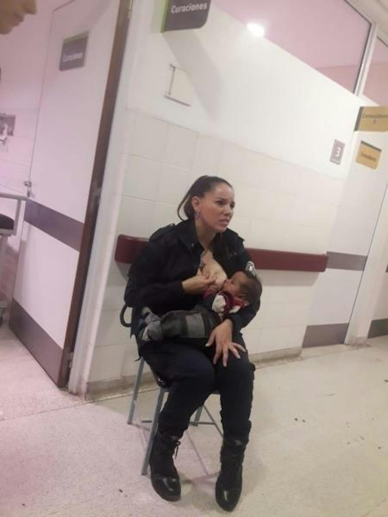Einen ähnlichen Fall gab es im August in Argentinien: Die Polizistin Celeste Ayala wurde als Heldin gefeiert, als sie in einem Spital ein hungriges Baby stillte, das kurz zuvor eingeliefert worden war.