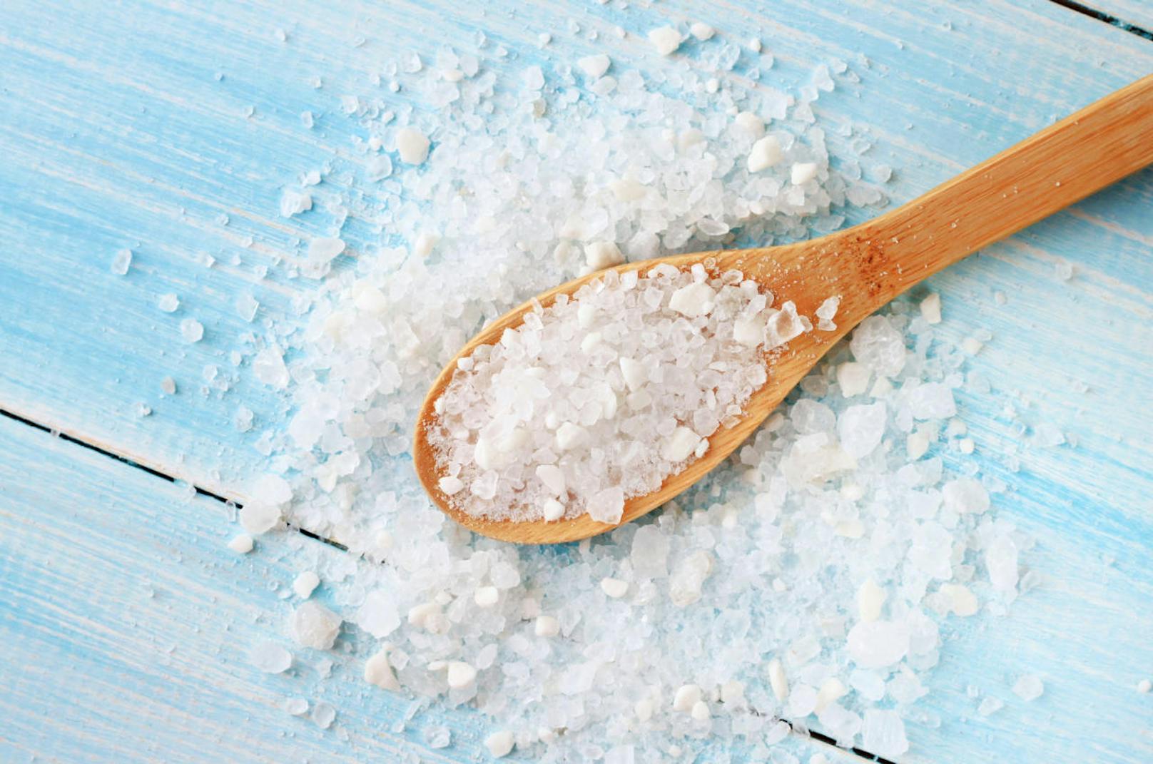 Zwölf der 22 getesteten Waren fielen mit deutlich erhöhten Salzwerten von mehr als zwei Gramm auf 100 Gramm auf. Damit könnten sie zur Entwicklung von Bluthochdruck beitragen.