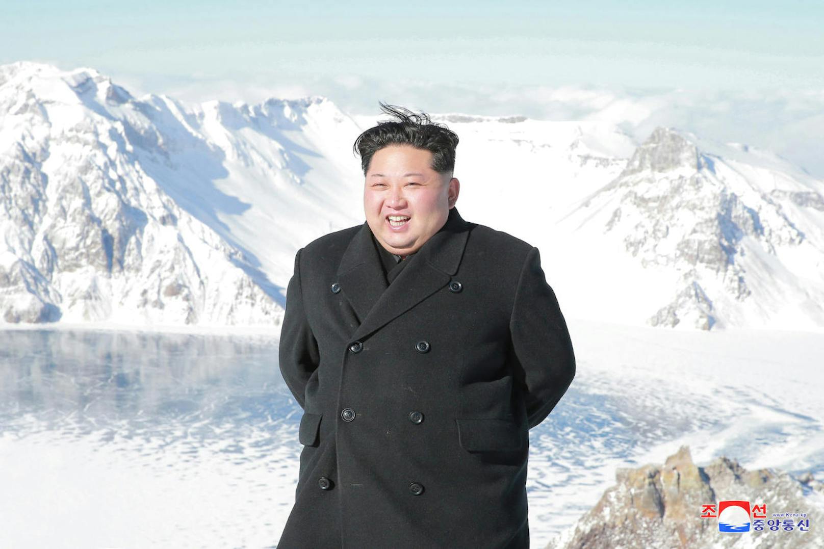 Das Kaiserwetter auf dem Gipfel soll übrigens auch alleine den Wettergott-gleichen Fähigkeiten des Diktators zu verdanken sein - so die nordkoreanische Staatspropaganda.