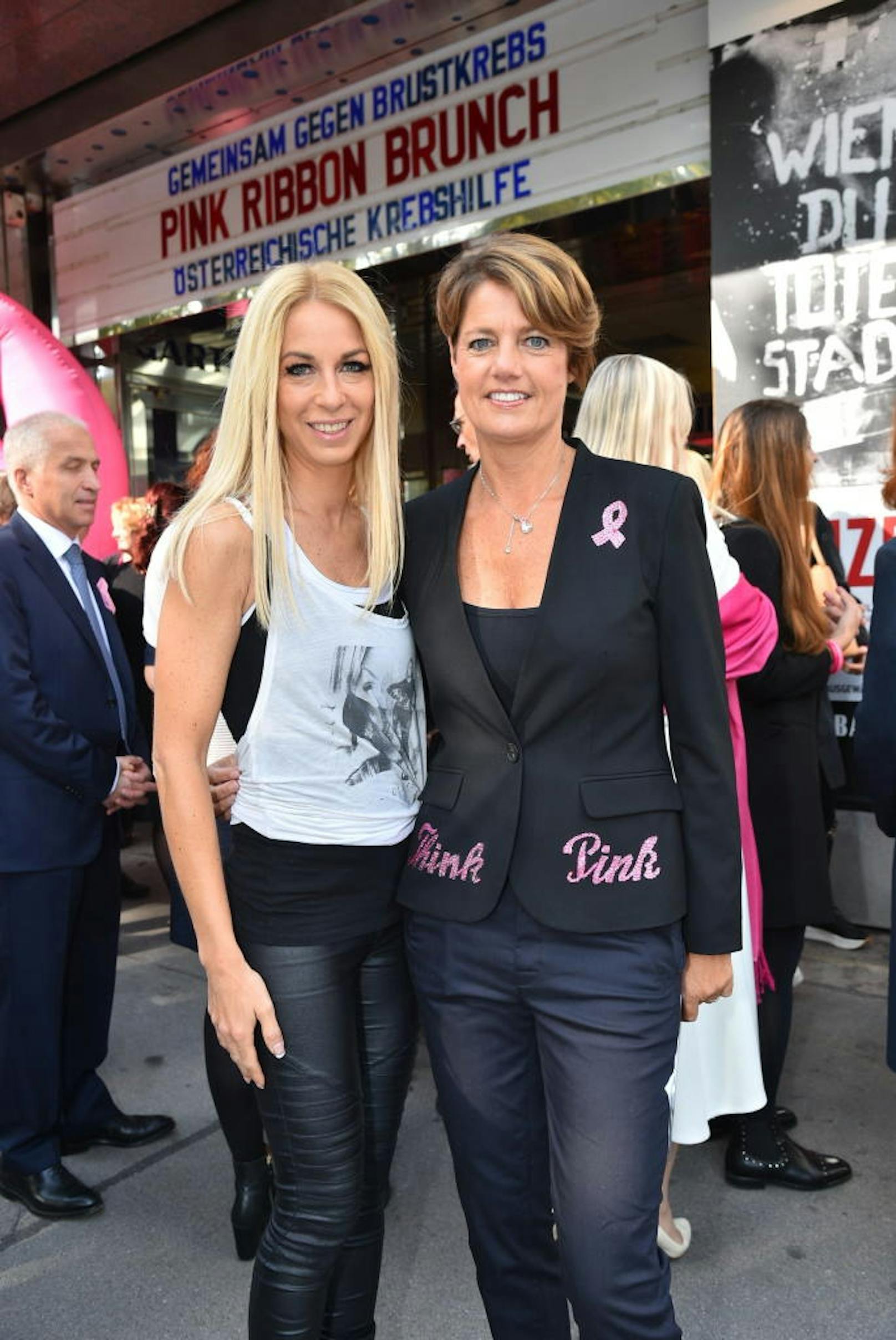 Yvonne Rueff mit Krebshilfe Geschäftsführerin Martina Löwe